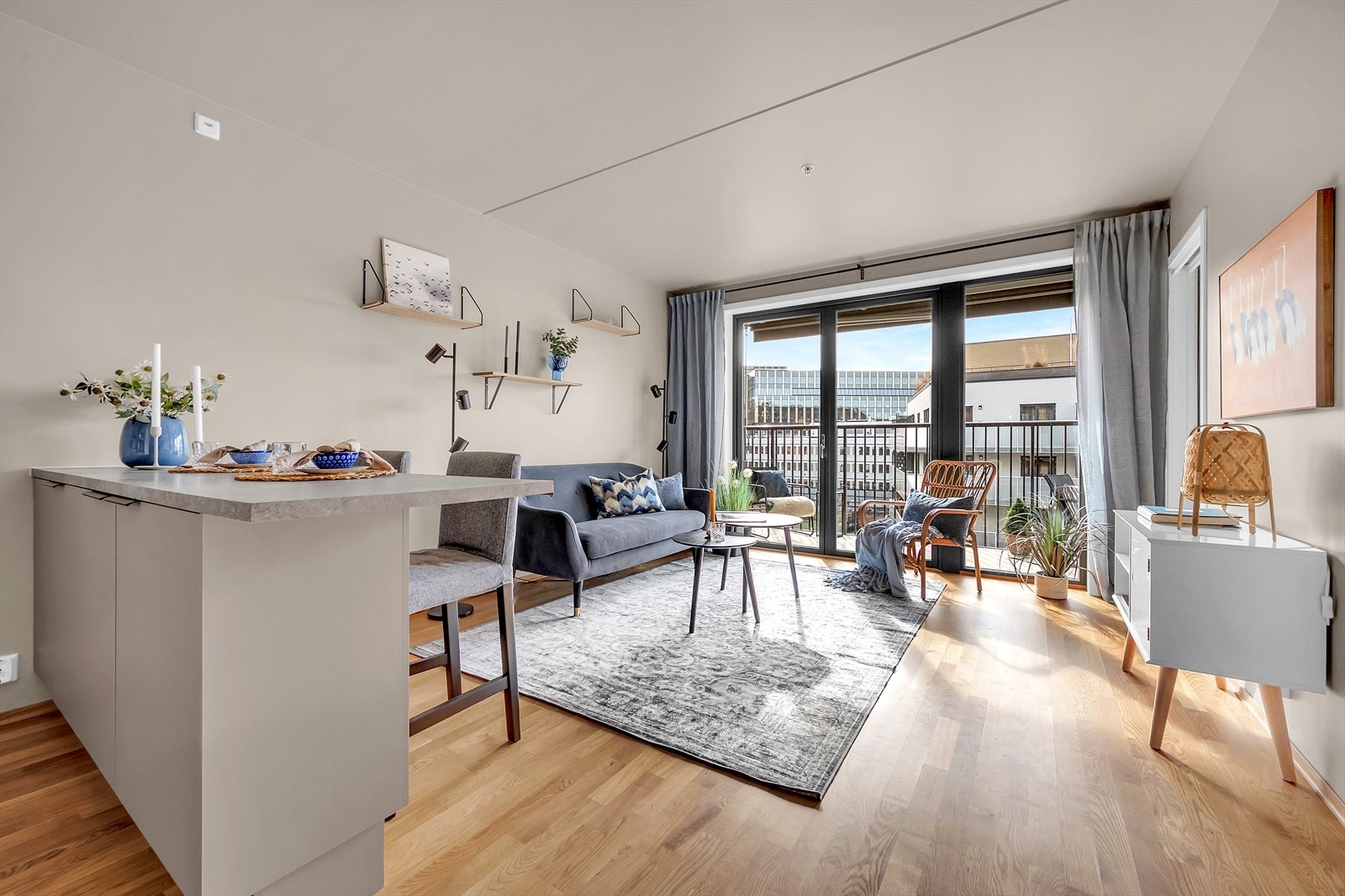 Planløsningen fremstår meget arealeffektiv med god plass til sofagruppe og TV-møbler. Galleribilde