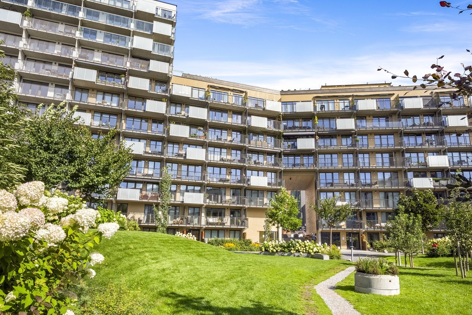 Borettslaget består av 342 andelsleiligheter. Her er beboerne i alle aldre, men mest barnefamilier og unge voksne. Galleribilde