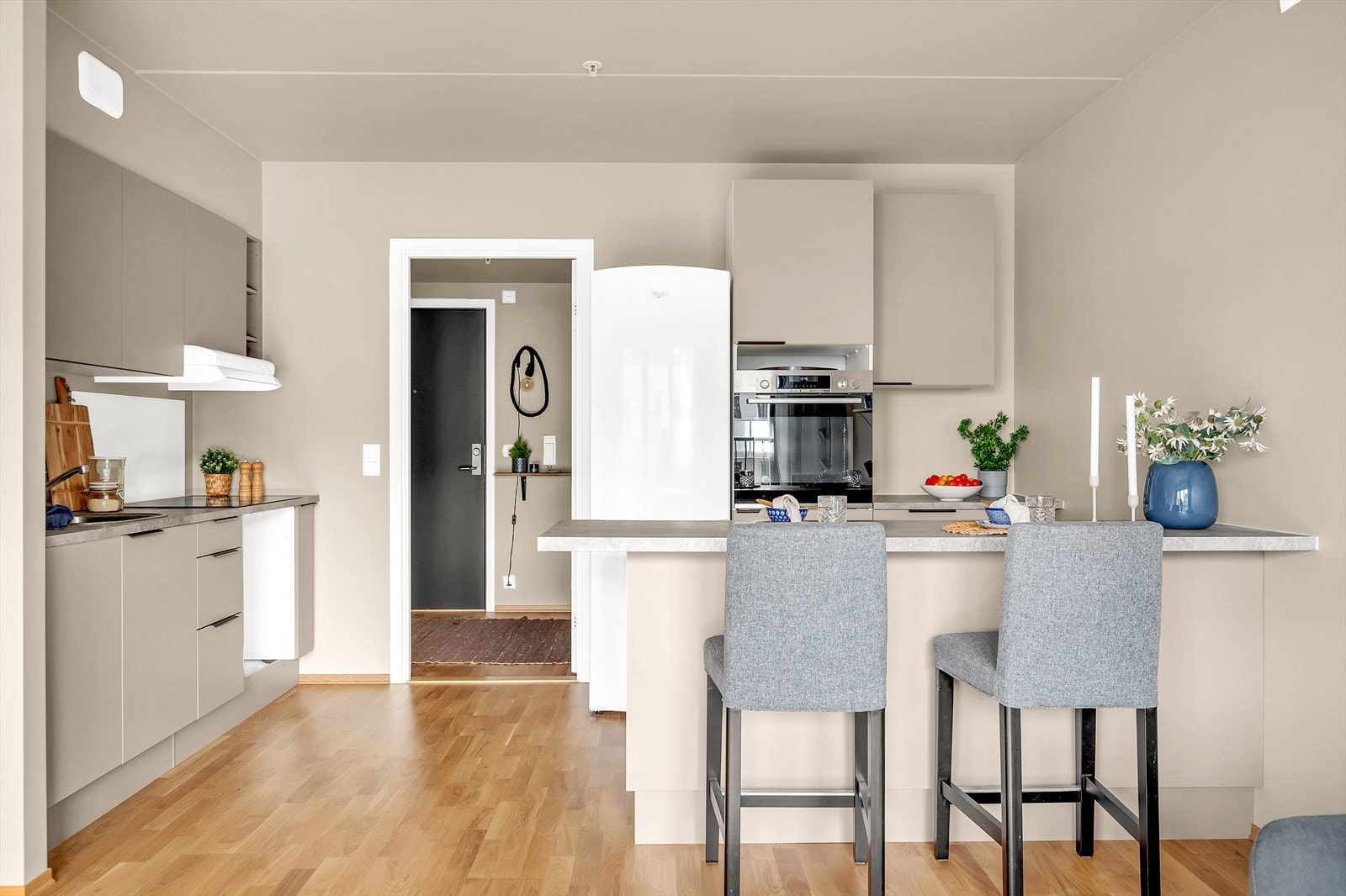 Kjøkkenet er innredet med en praktisk kjøkkenøy med ekstra skuffer og god plass til sittestoler, og byr på flere utnyttelsesmuligheter Galleribilde