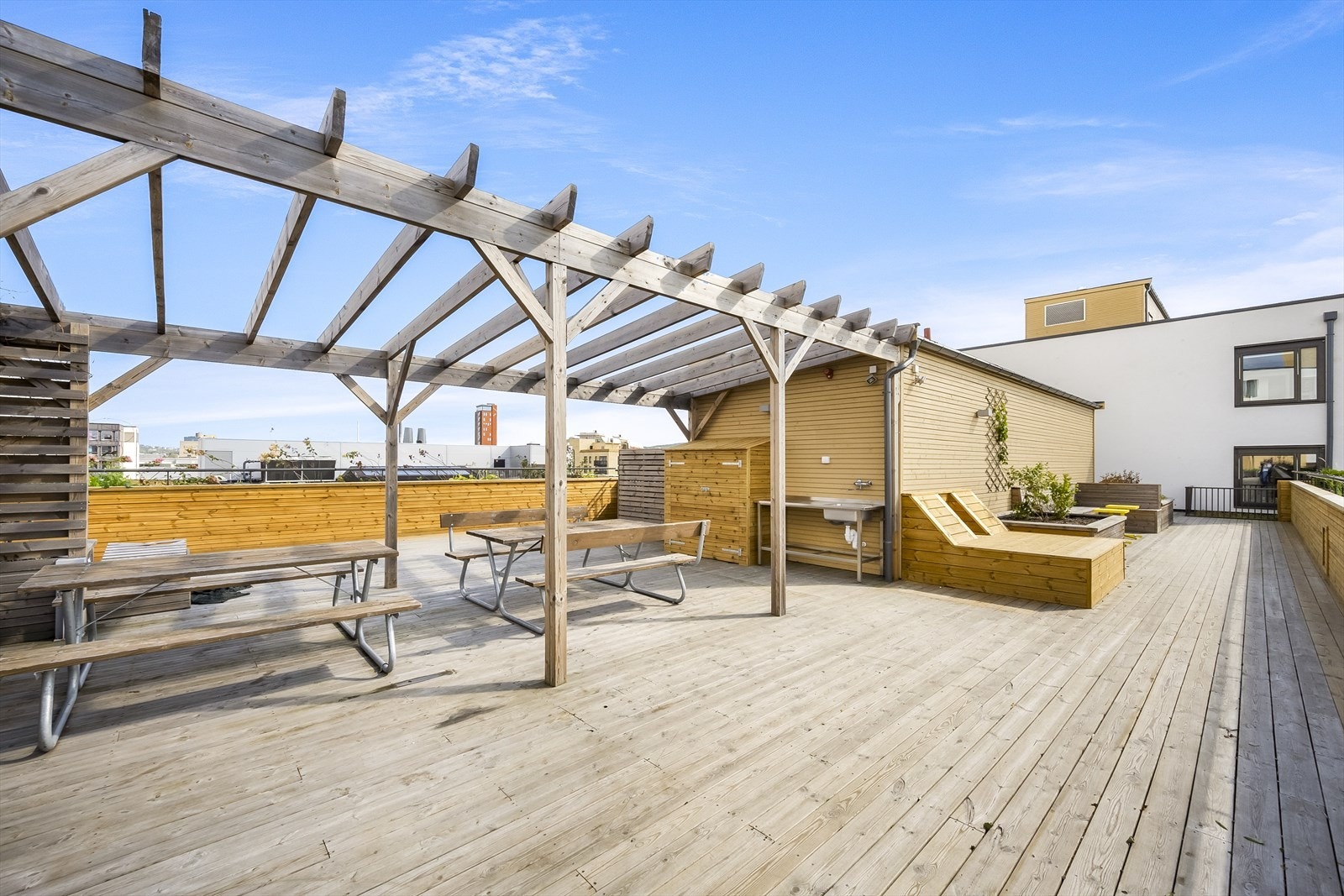 Her finner man også et praktisk lite utekjøkken med vask, samt toalett, perfekt for sosiale sammenkomster. Galleribilde