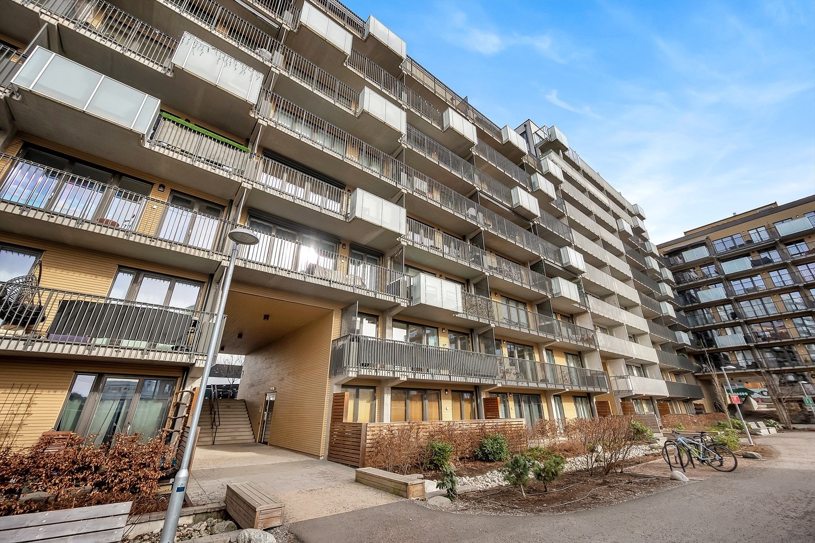 Leiligheten ligger i et sentrumsnært boligområde i bydel Bjerke, nærmere bestemt Ulven. Galleribilde