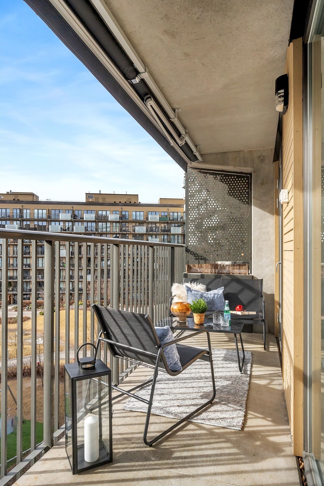 På vår- og sommerhalvåret blir balkongen som en forlengelse av stuen og innbyr til mer samvær og fine stunder med familie og venner. Galleribilde