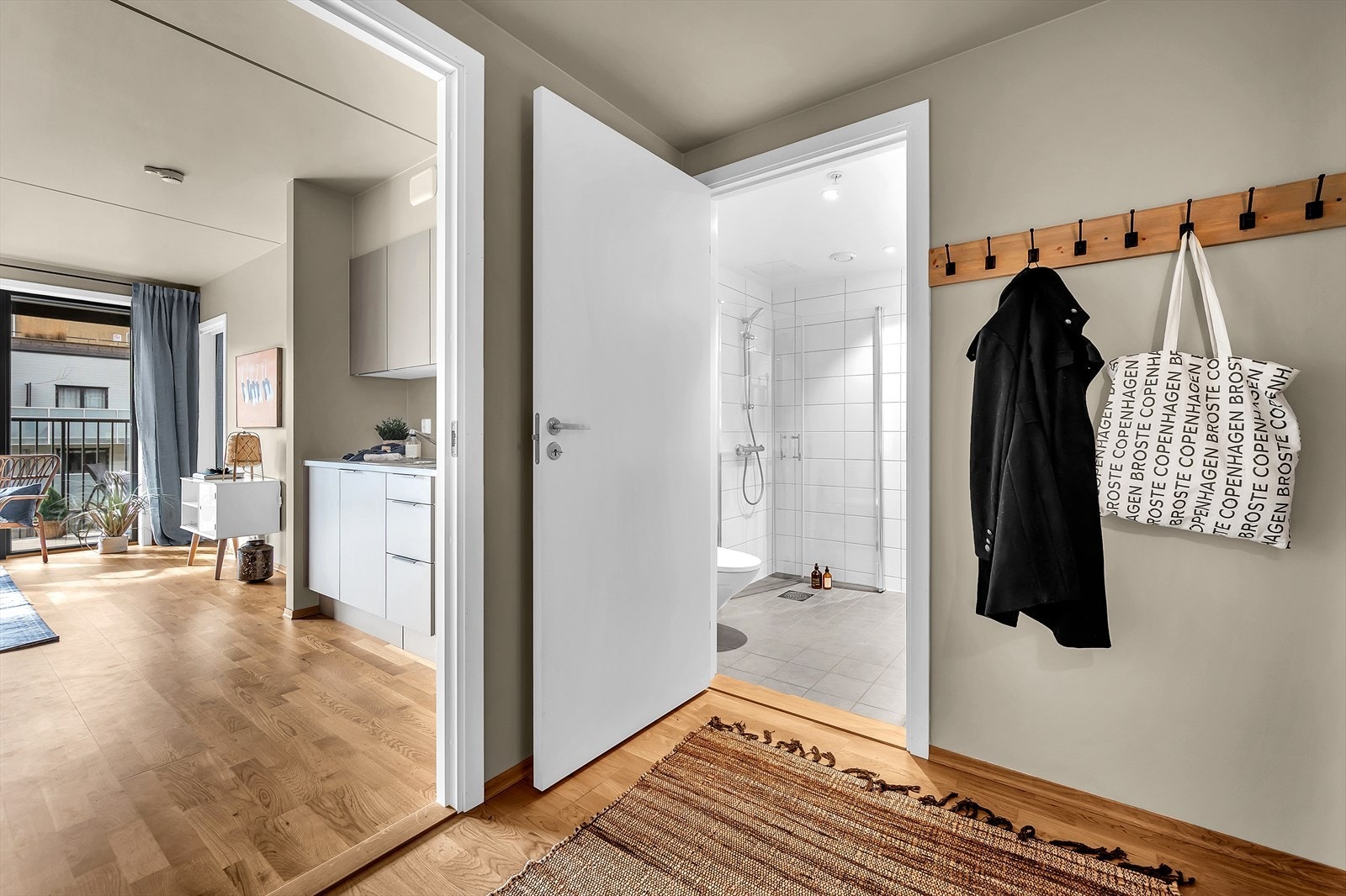 Leiligheten har en innbydende entré med inngang til en flott stue, bad og en praktisk bod. Galleribilde