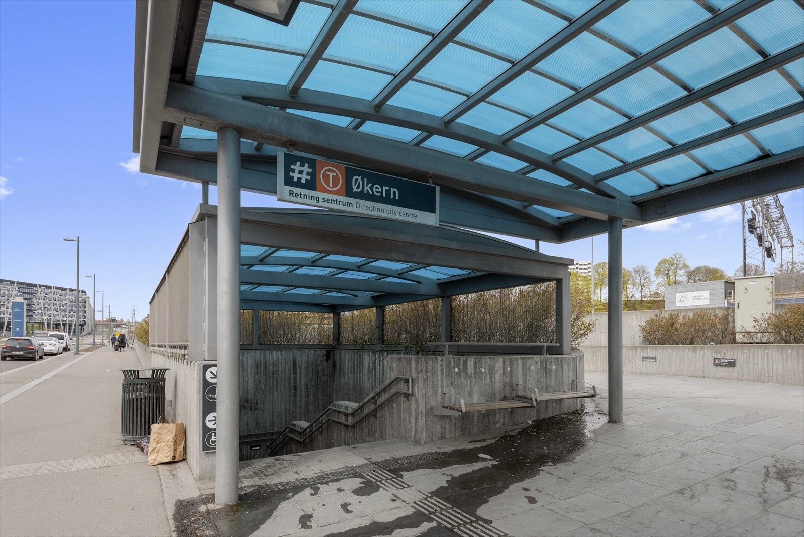 Økern T-banestopp ligger ca. 6 minutters gange unna leiligheten. Galleribilde