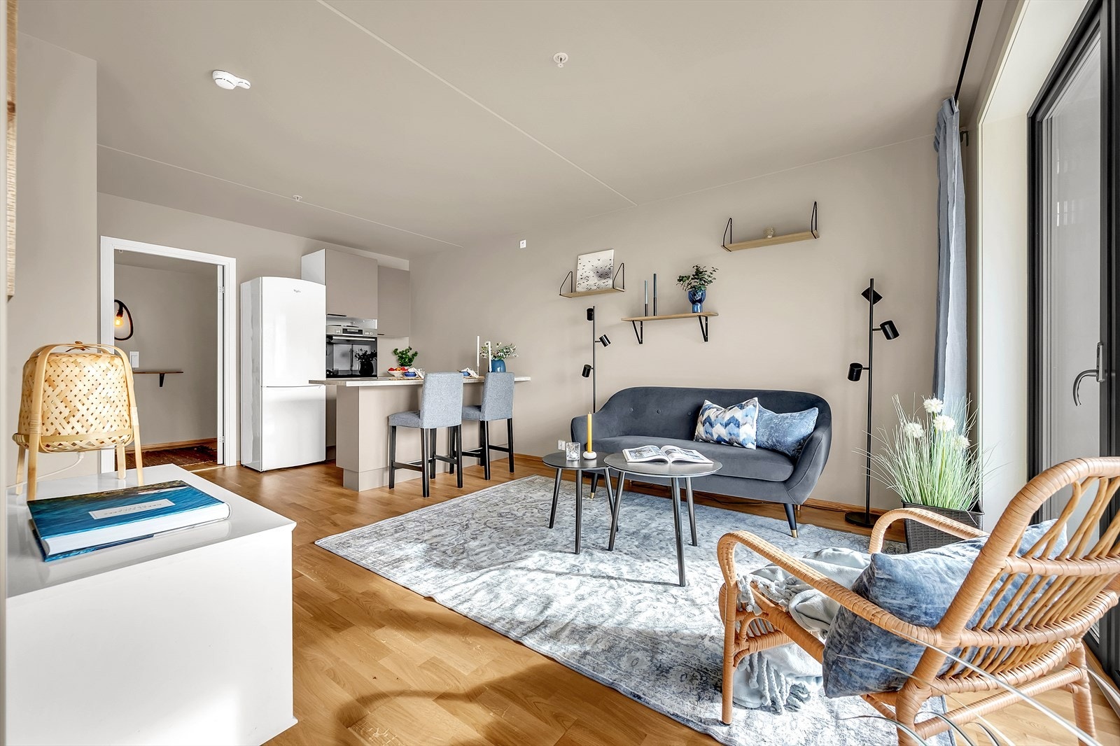 Gulvet er belagt med 3-stavs parkett, og overflatene er malt i delikate og moderne Soothing beige. Galleribilde