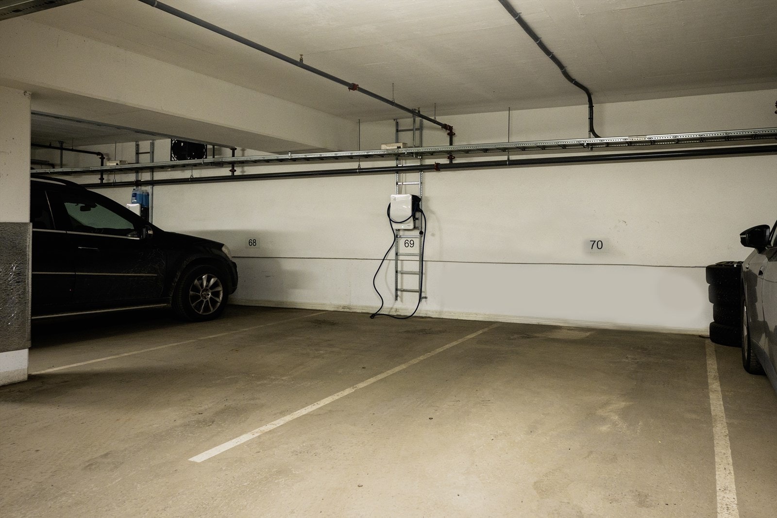 Det er mulig å kjøpe parkeringsplass i underliggende garasjeanlegg for kr. 600 000,- pluss omkostninger. Plassen er merket nr. 70. Det er mulig å installere lader på plassen. Plassen kan kun selges internt i borettslaget. Galleribilde