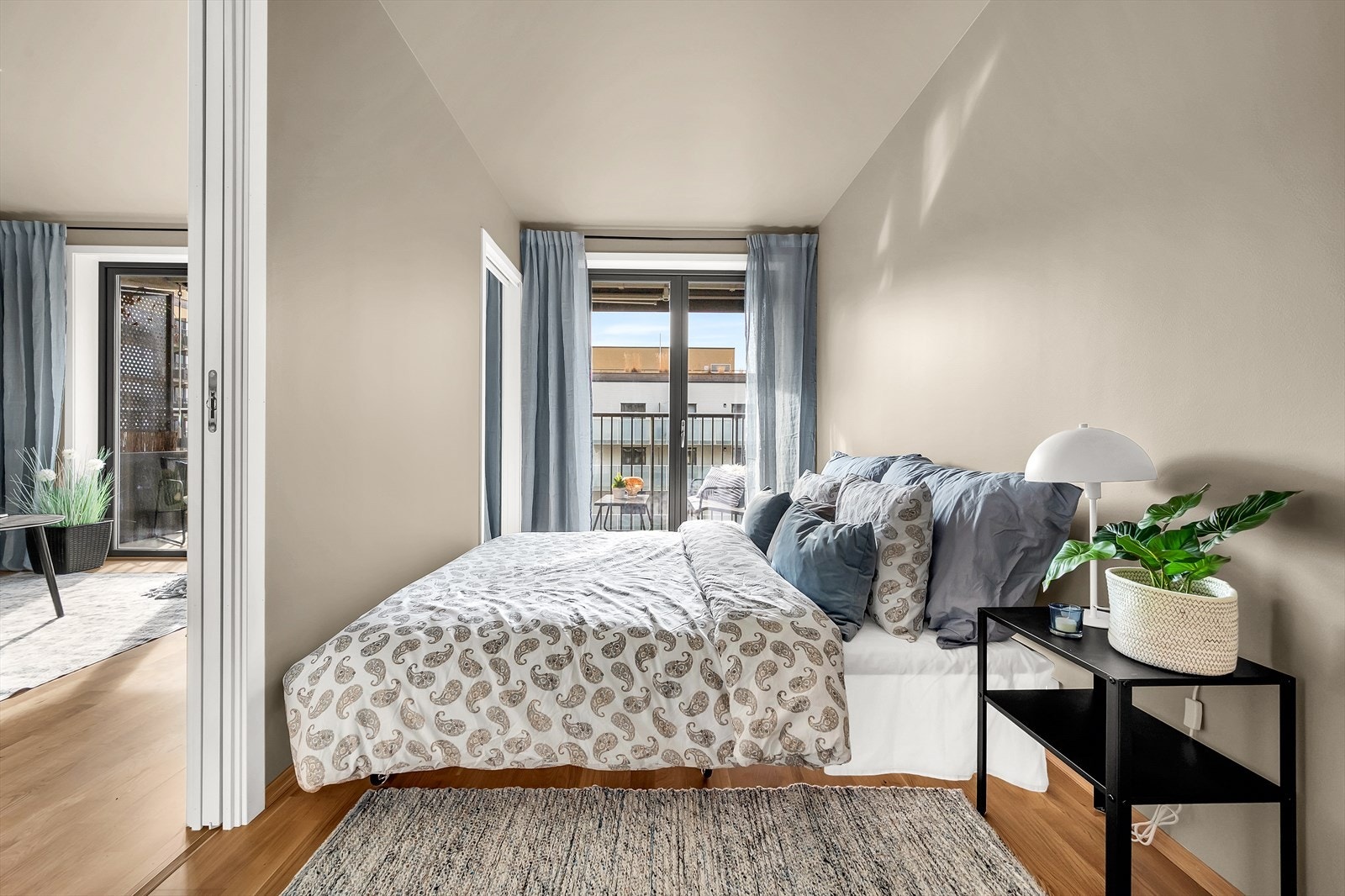 Blandingen av moderne fargevalg på veggene og store vindusflater gir rommet en behagelig følelse. Herfra er det også utgang til leilighetens herlige balkong. Galleribilde