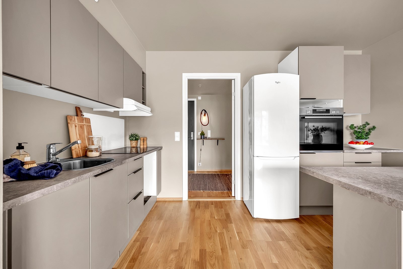 Leiligheten har en åpen kjøkkenløsningen som gjør det enkelt å kokkelere samtidig som man kan underholde gjestene i stuen. Galleribilde