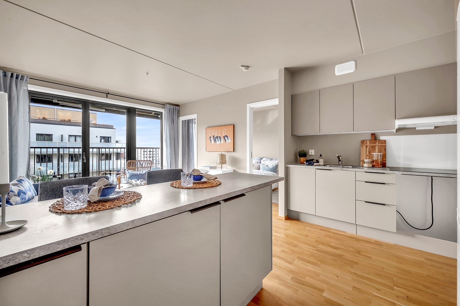 Her får du et moderne kjøkken med god skap- og benkeplass. Galleribilde