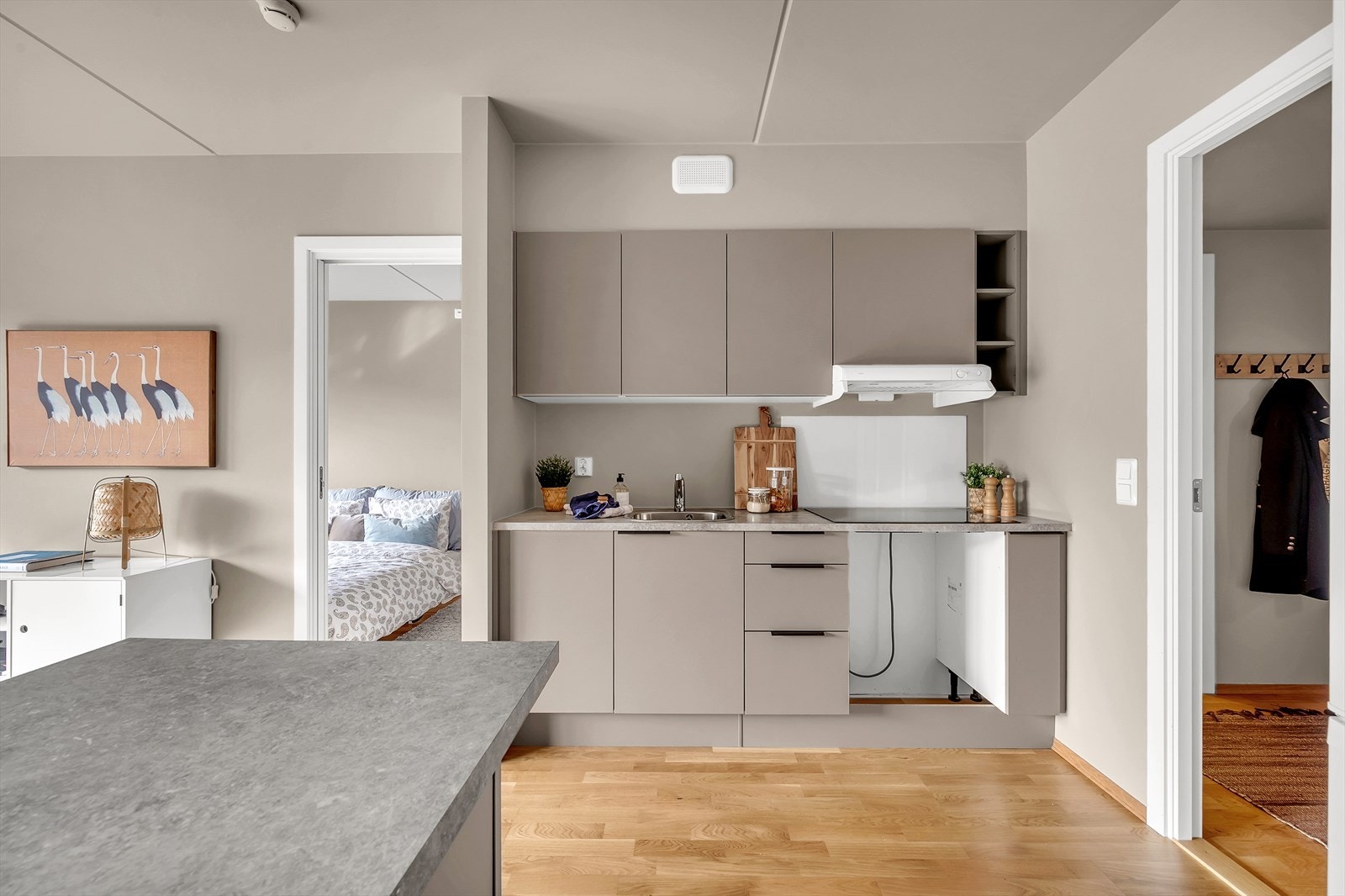 Kjøkkenet har glatte fronter, laminat benkeplate med nedfelt vaskekum. Galleribilde