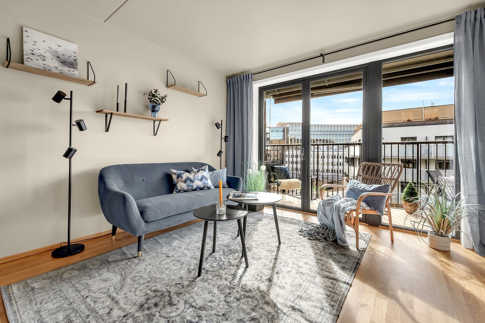 Stuen er lys og luftig med store vindusflater som strekker seg helt til gulvet og sørger for rikelig med innslipp av naturlig lys. Galleribilde