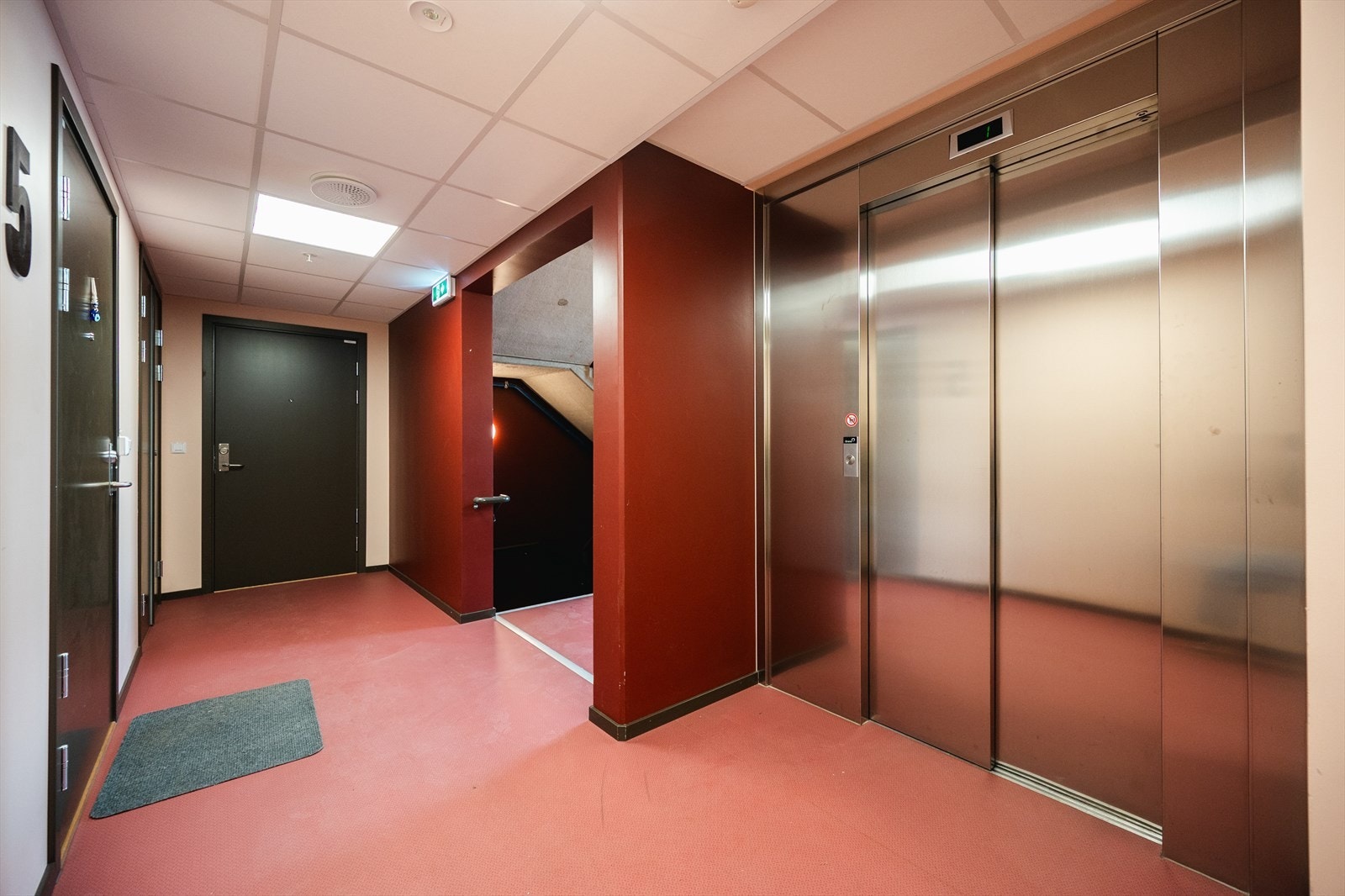 Det er heis og trappeadkomst i bygget. Galleribilde