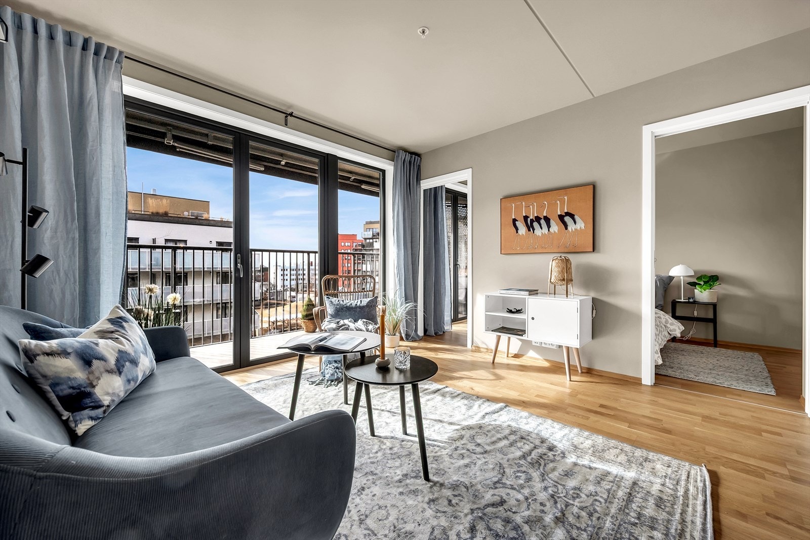 Fra stuen kan man her se at det er to innganger til soverommet og utgang til balkong. Galleribilde