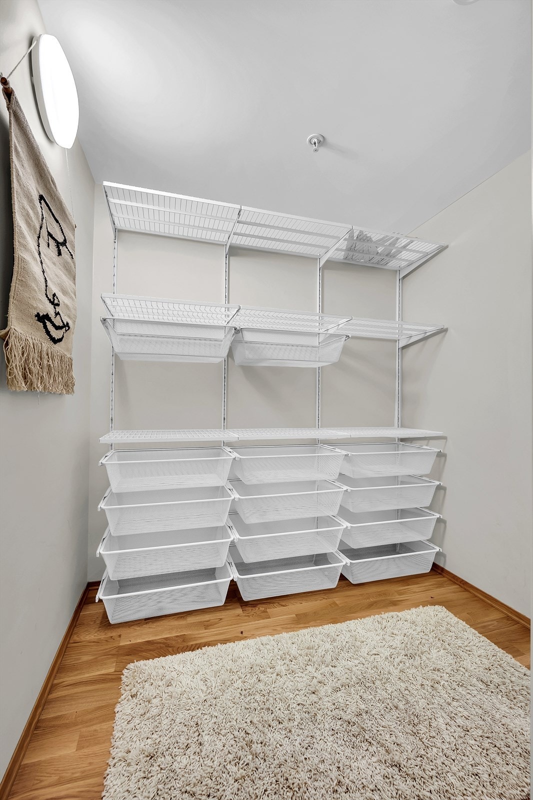 Fra entréen er det adkomst til en innvendig bod. Svært praktisk for oppbevaring. I tillegg medfølger det kjellerbod på ca. 5 kvm. Galleribilde