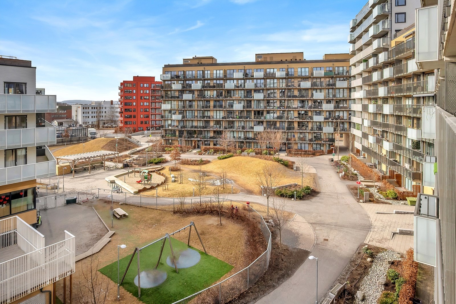 Åpent utsyn fra balkongen utover nabolaget. Galleribilde