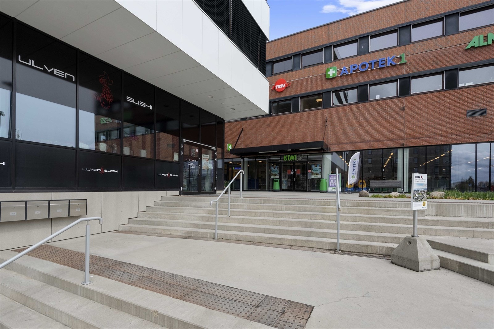 Rett ved boligen finnes det apotek, matbutikker, restauranter m.m. Galleribilde