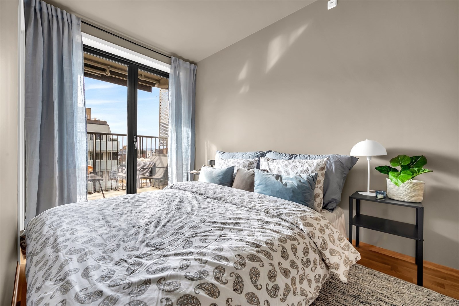 Soverommet er av god størrelse med plass til dobbeltseng, nattbord og tilhørende møbler. Galleribilde