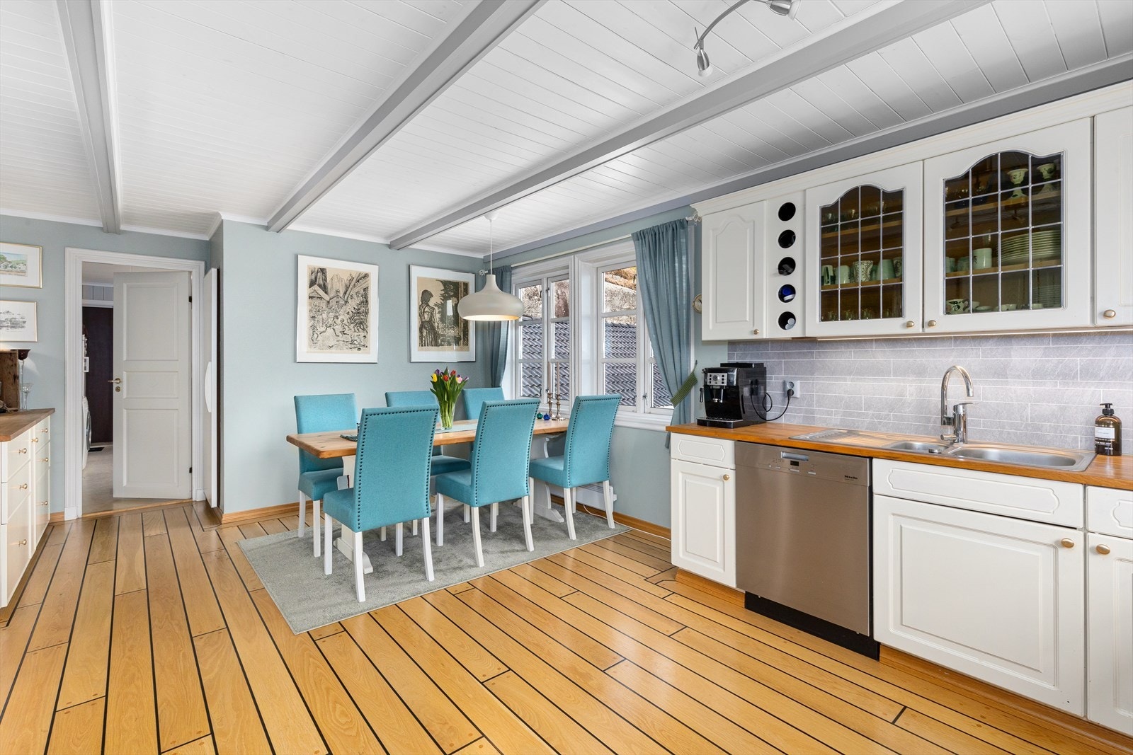 Kjøkkenet er romslig med god plass til spisebord. Galleribilde