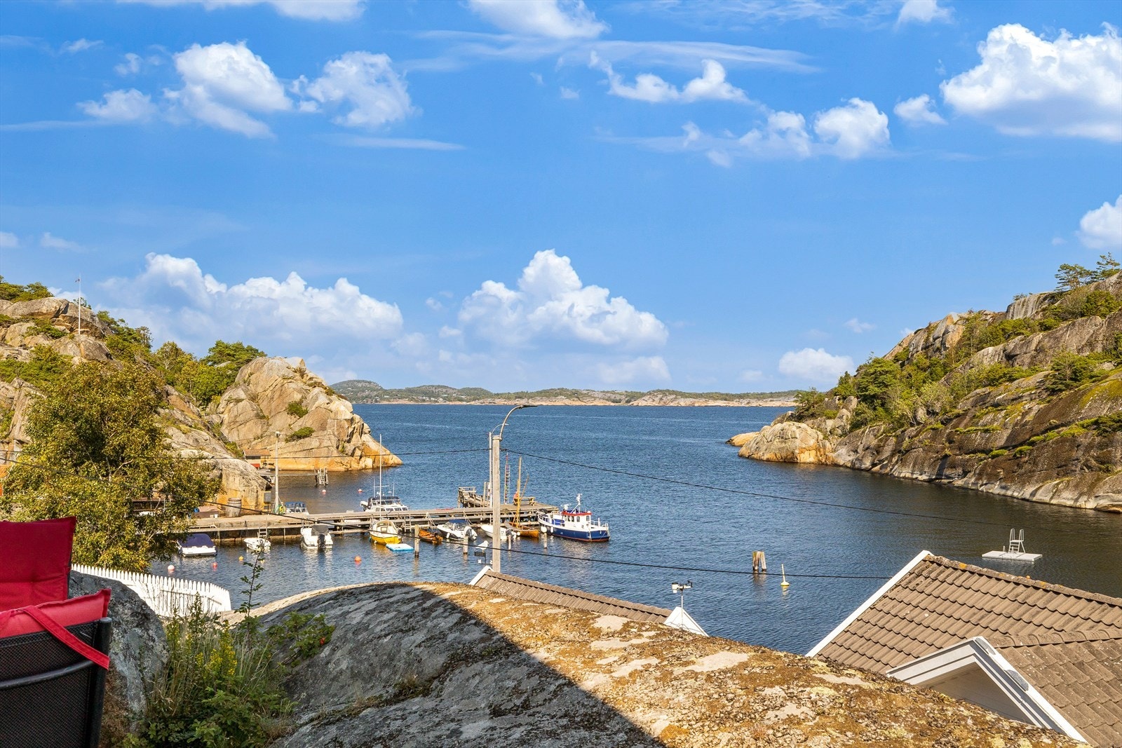 Beliggenheten er idyllisk, rett ved to badestrander og småbåthavn.Beliggenheten er idyllisk, rett ved to badestrander og småbåthavn. Galleribilde