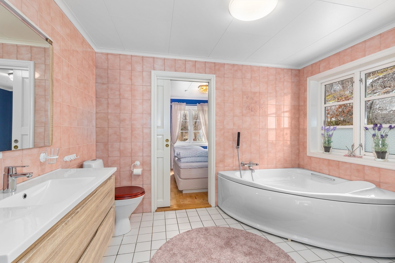 Bad i første etasje har både toalett, bidé, dusjløsning og hjørnebadekar. Galleribilde