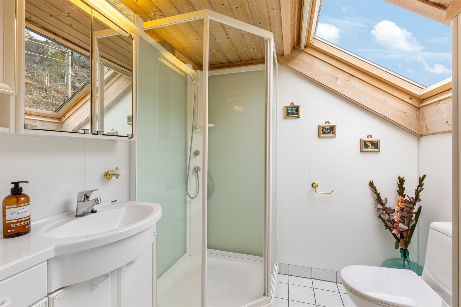 Boligen har bad i alle etasjer, hvorav bad i andre etasje fikk nytt toalett i 2018. Galleribilde