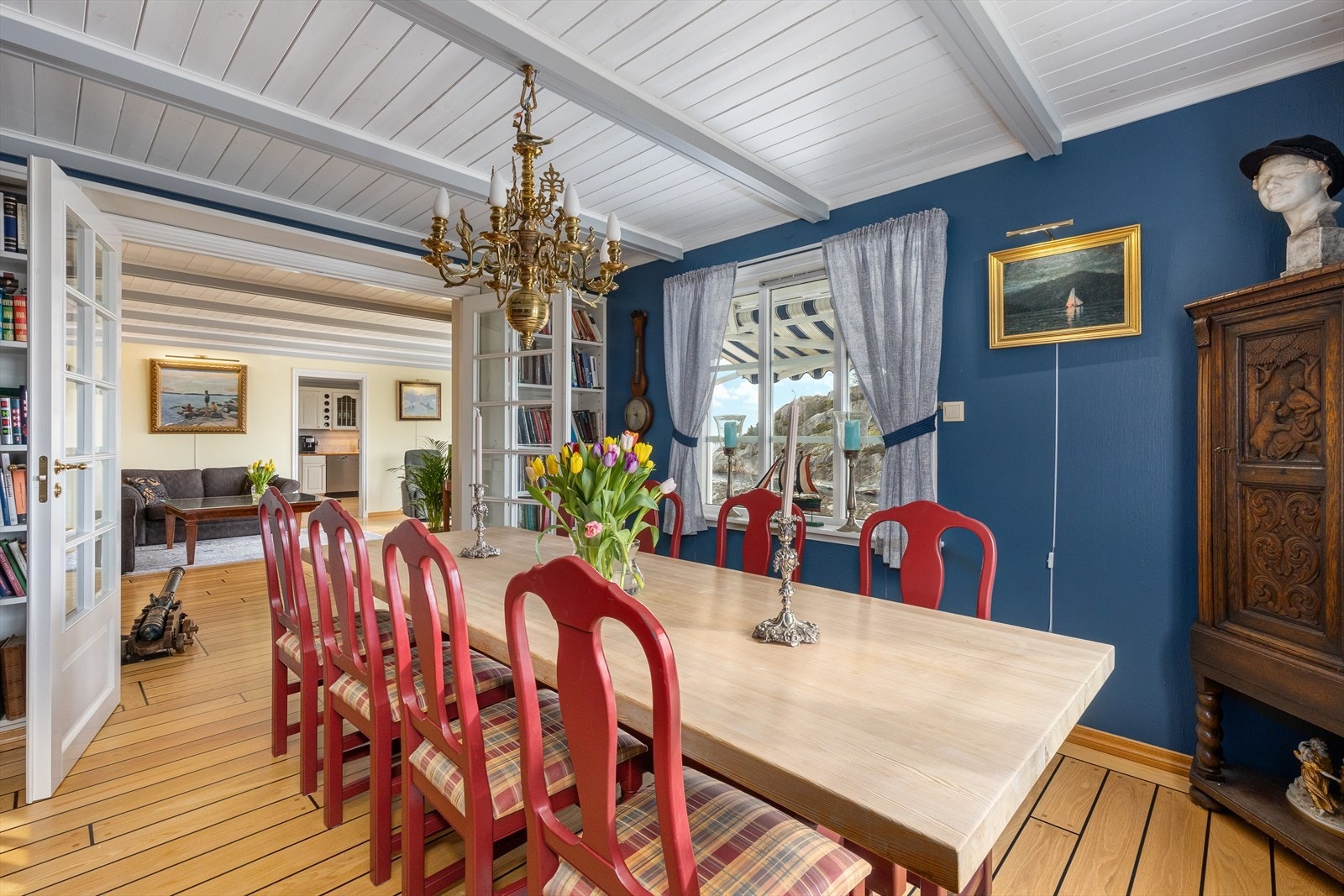 Den store spisestuen er et flott rom med plass til både langbord og spisestuemøblement. Galleribilde