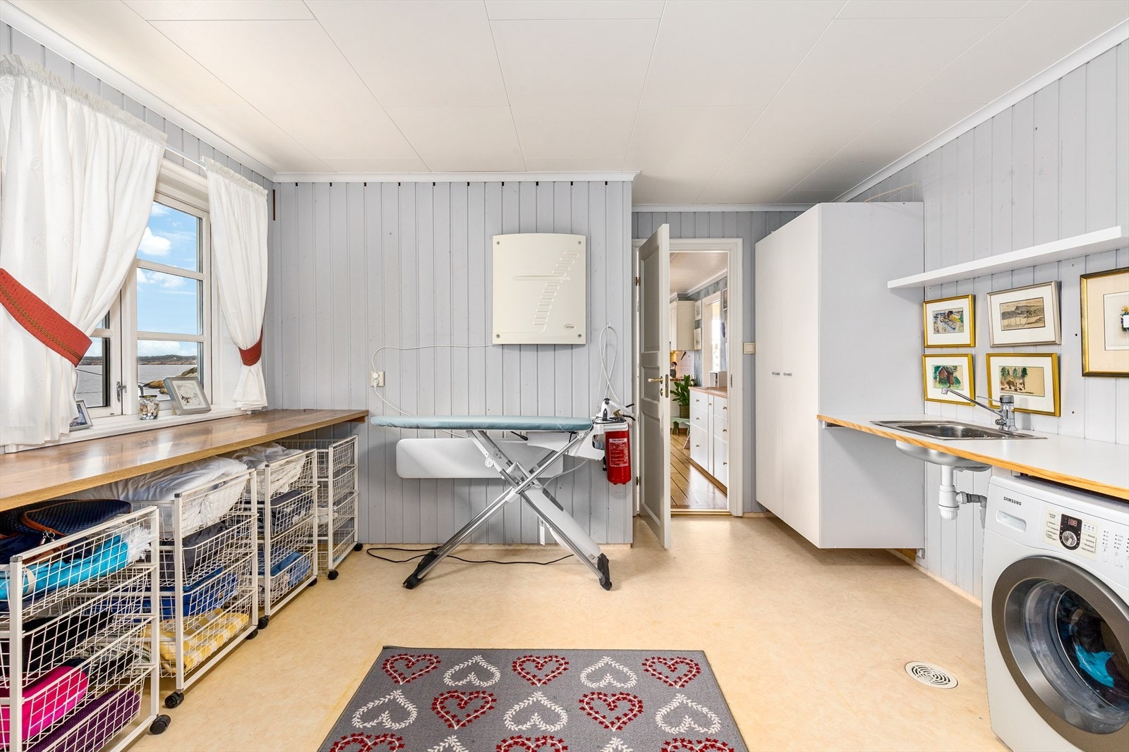 Vaskerommet ligger innenfor kjøkken og er stort med god arbeidsplass og egen utgang. Galleribilde