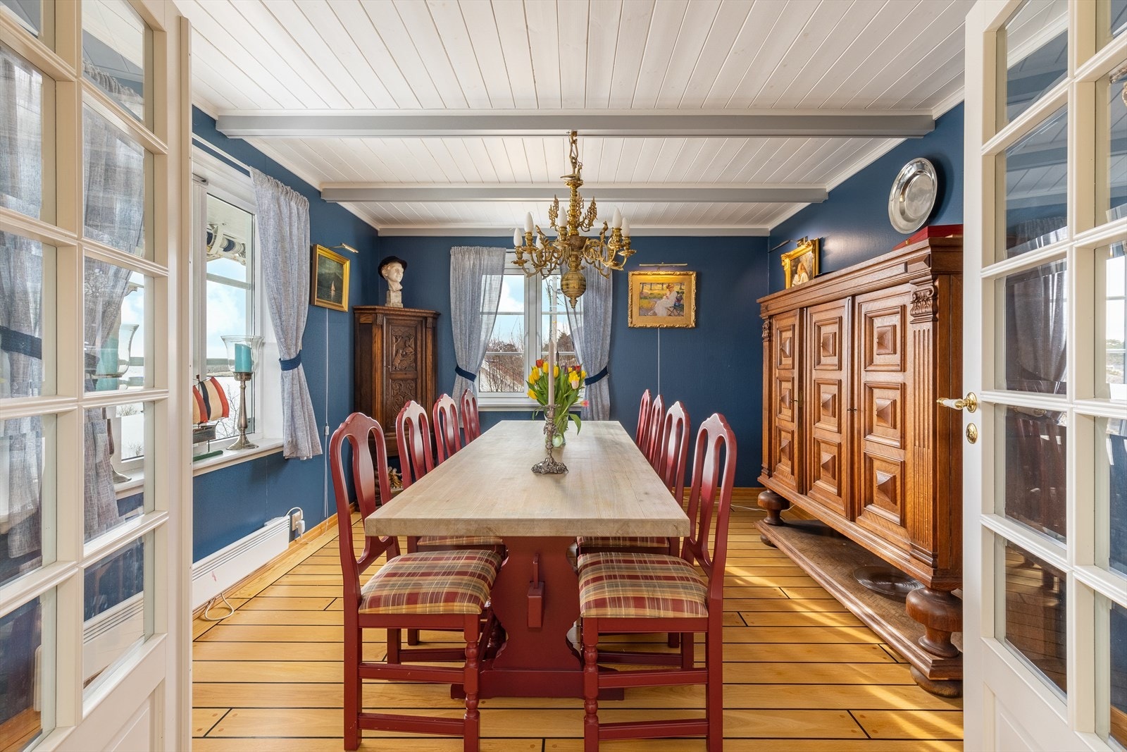 Stuen og spisestuen er avdelt med doble franske dører. Galleribilde