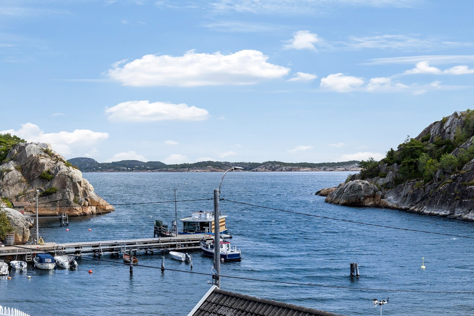 Eiendommen ligger i idylliske omgivelser med umiddelbar nærhet sjø, strand og brygge. Galleribilde
