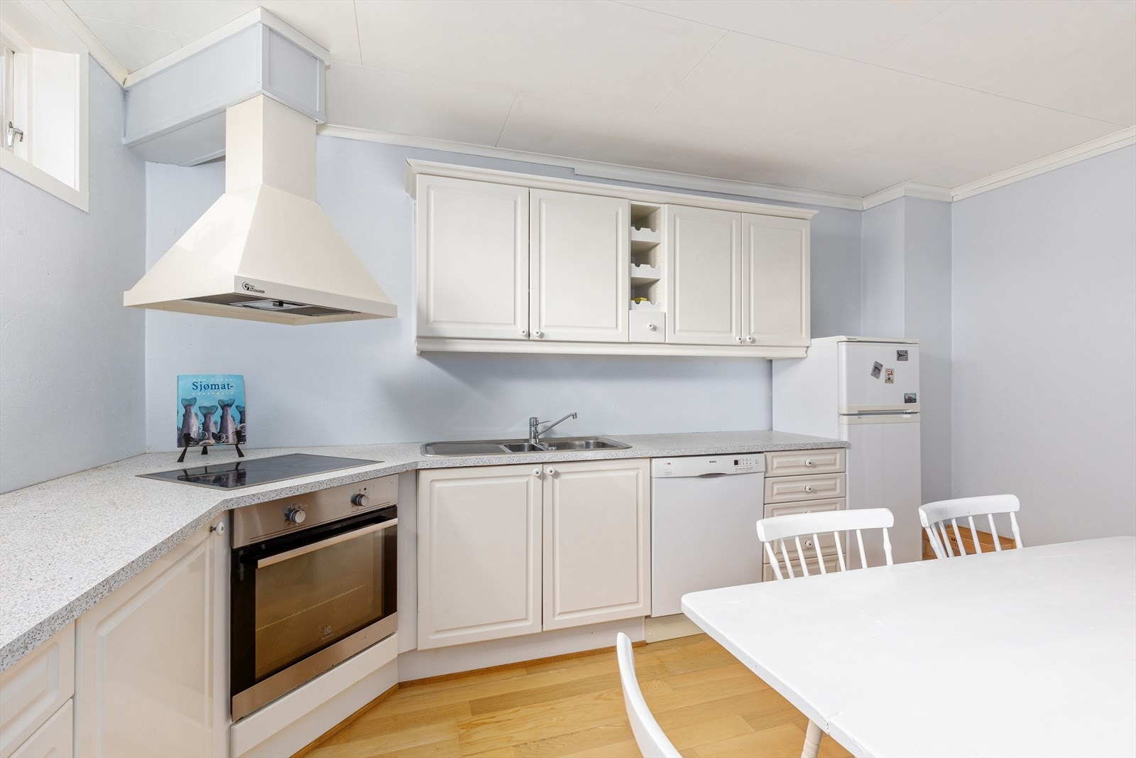 Kjøkkenet i kjelleretasjen er lyst og trivelig med plass til spisebord. Galleribilde