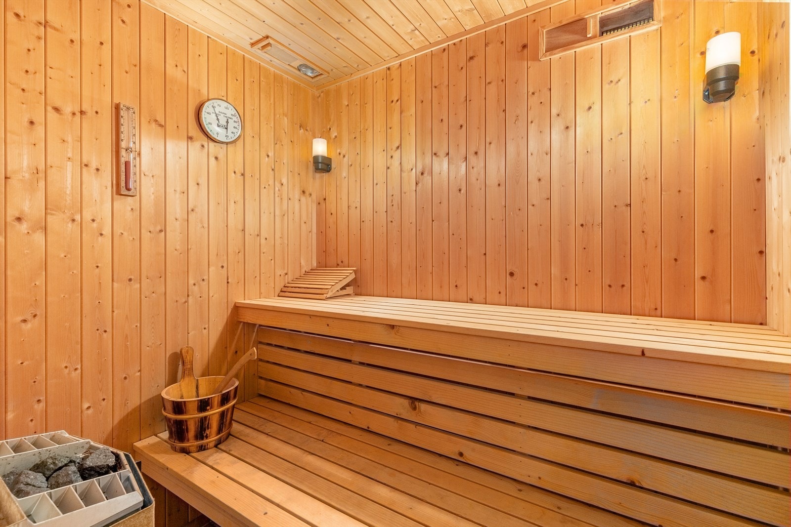 I tilknytning til kjellerbadet ligger en badstue med plassbygde benker og elektrisk badstuovn. Galleribilde