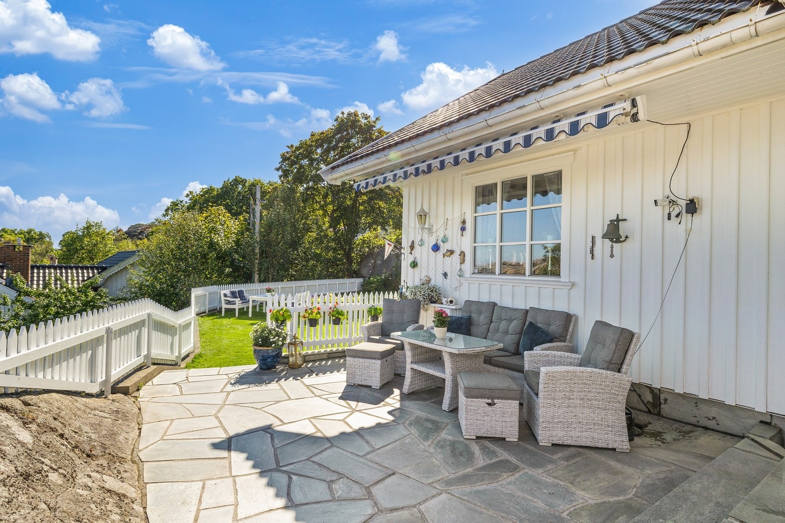 Hagen er lettstelt med plen som gir god tumleplass for familiens minste. Galleribilde