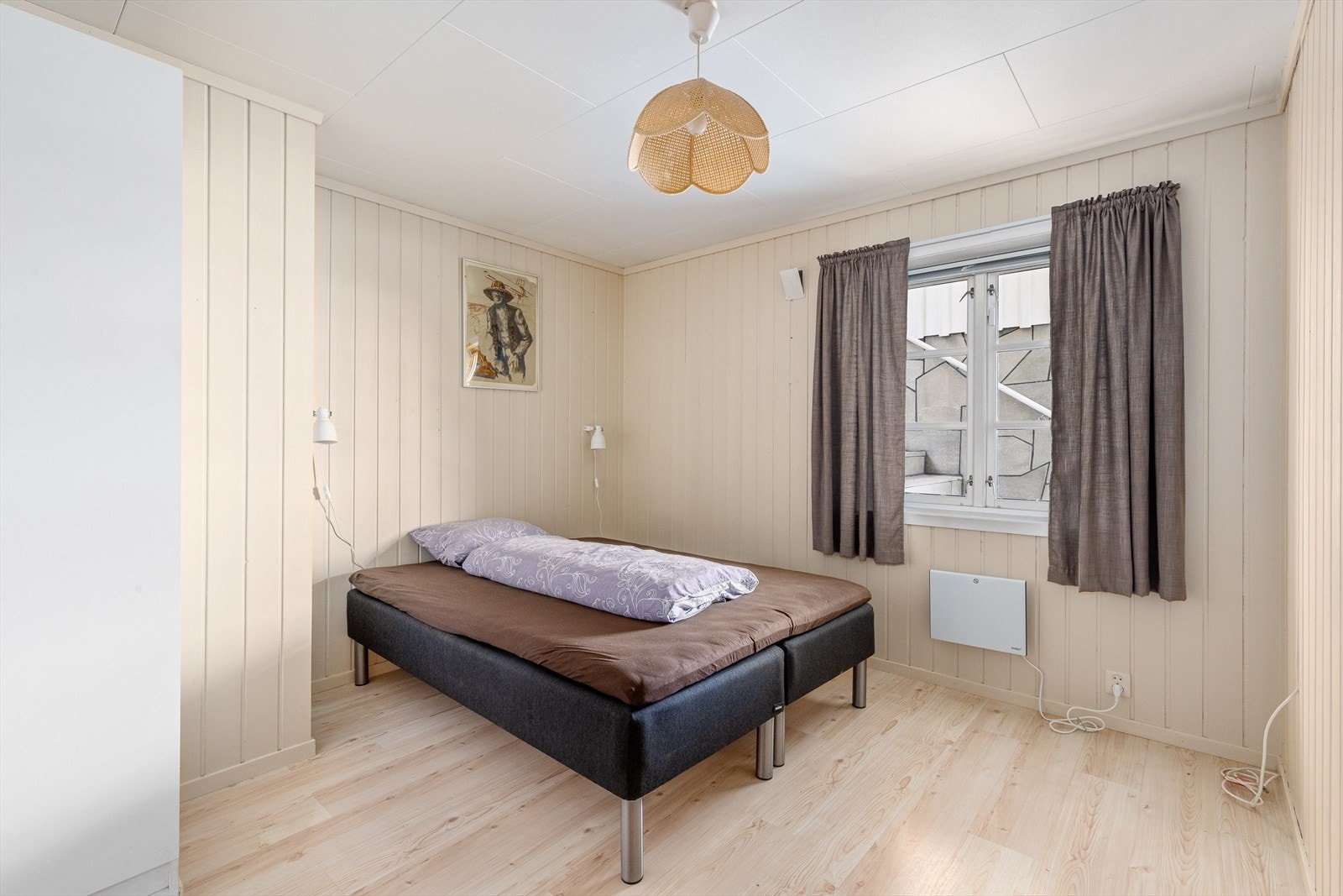 Det er etablert tre gode soverom i kjelleretasjen, alle holdt i samme stil. Galleribilde