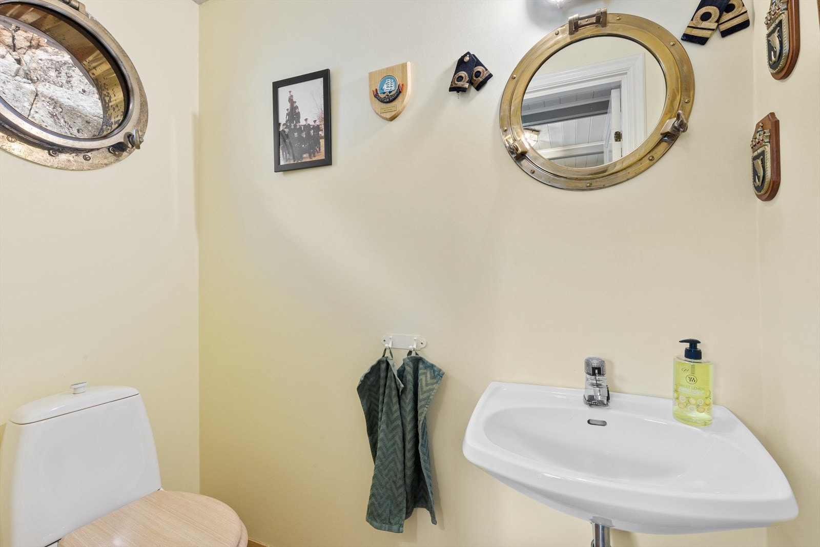 I tilknytning til entré ligger et praktisk gjestetoalett. Galleribilde