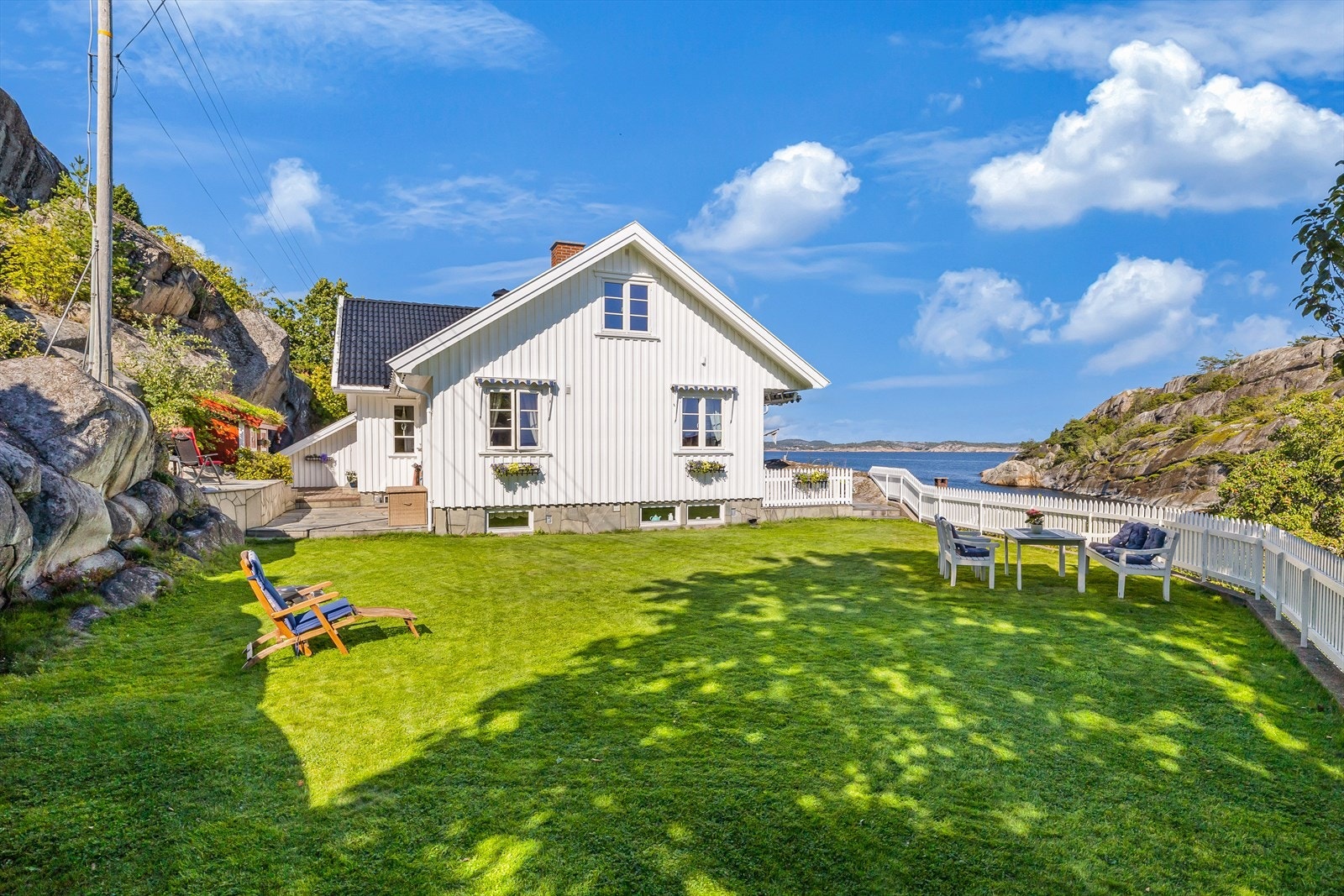 Eiendommen har en romslig tomt på godt over 1,1 mål. Galleribilde