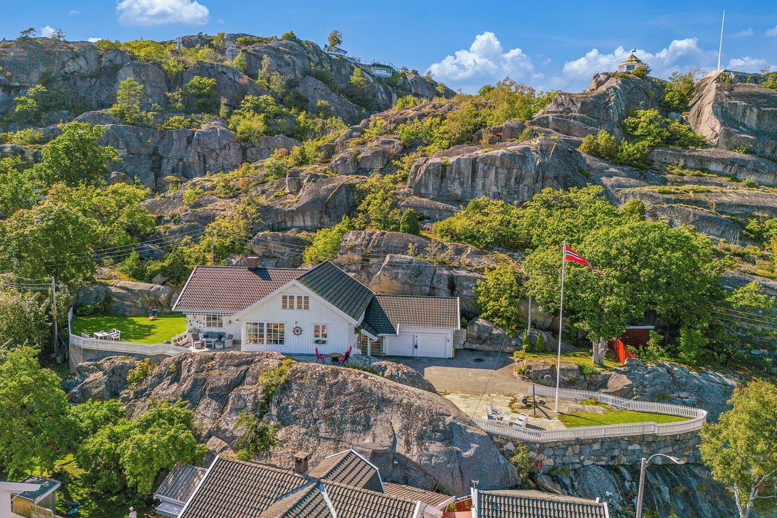 Parkering er i en romslig dobbelgarasje og på egen asfaltert gårdsplass. Galleribilde