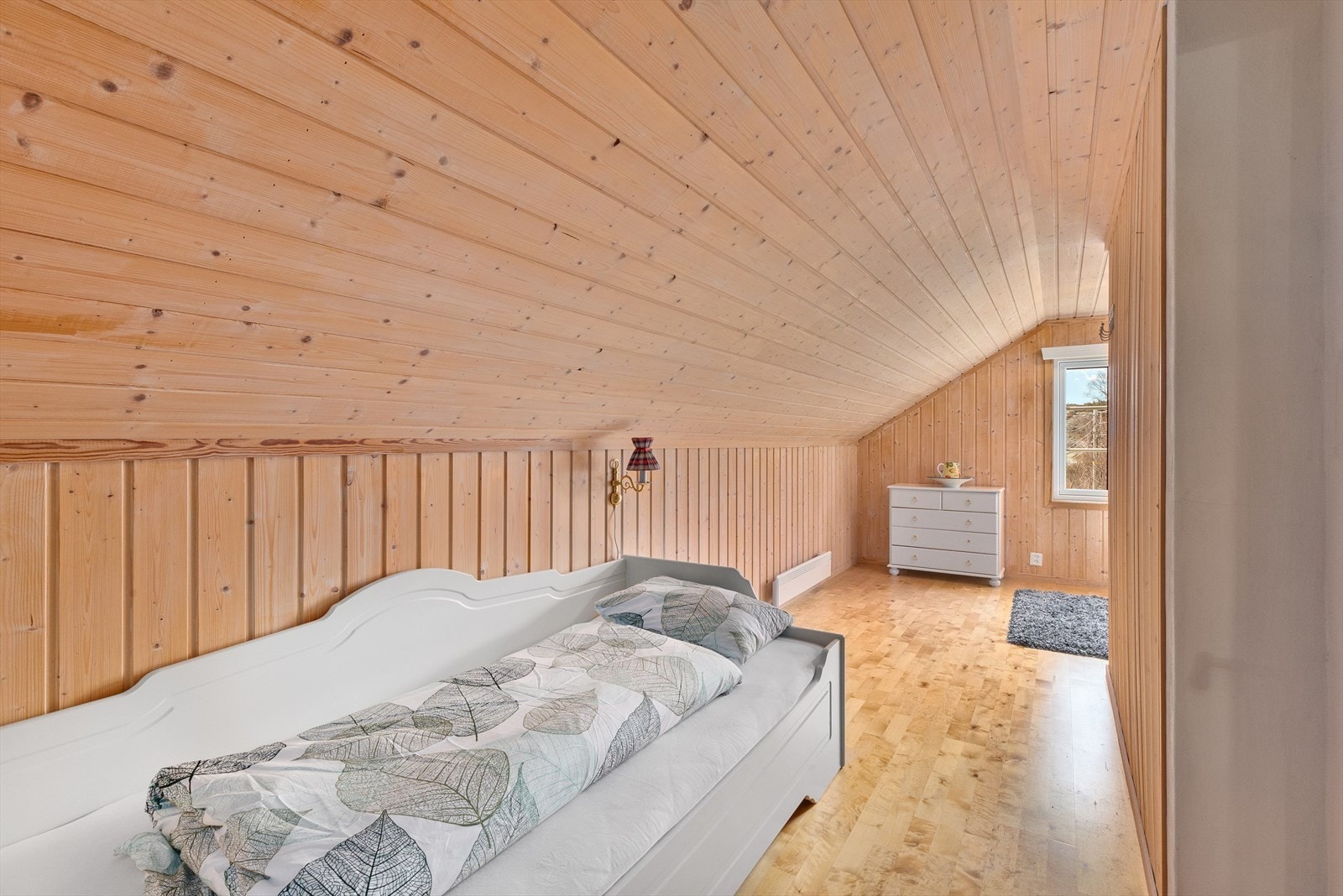 Alle rommene i andre etasje har samme lune atmosfære med panelkledde vegger og himlinger. Galleribilde