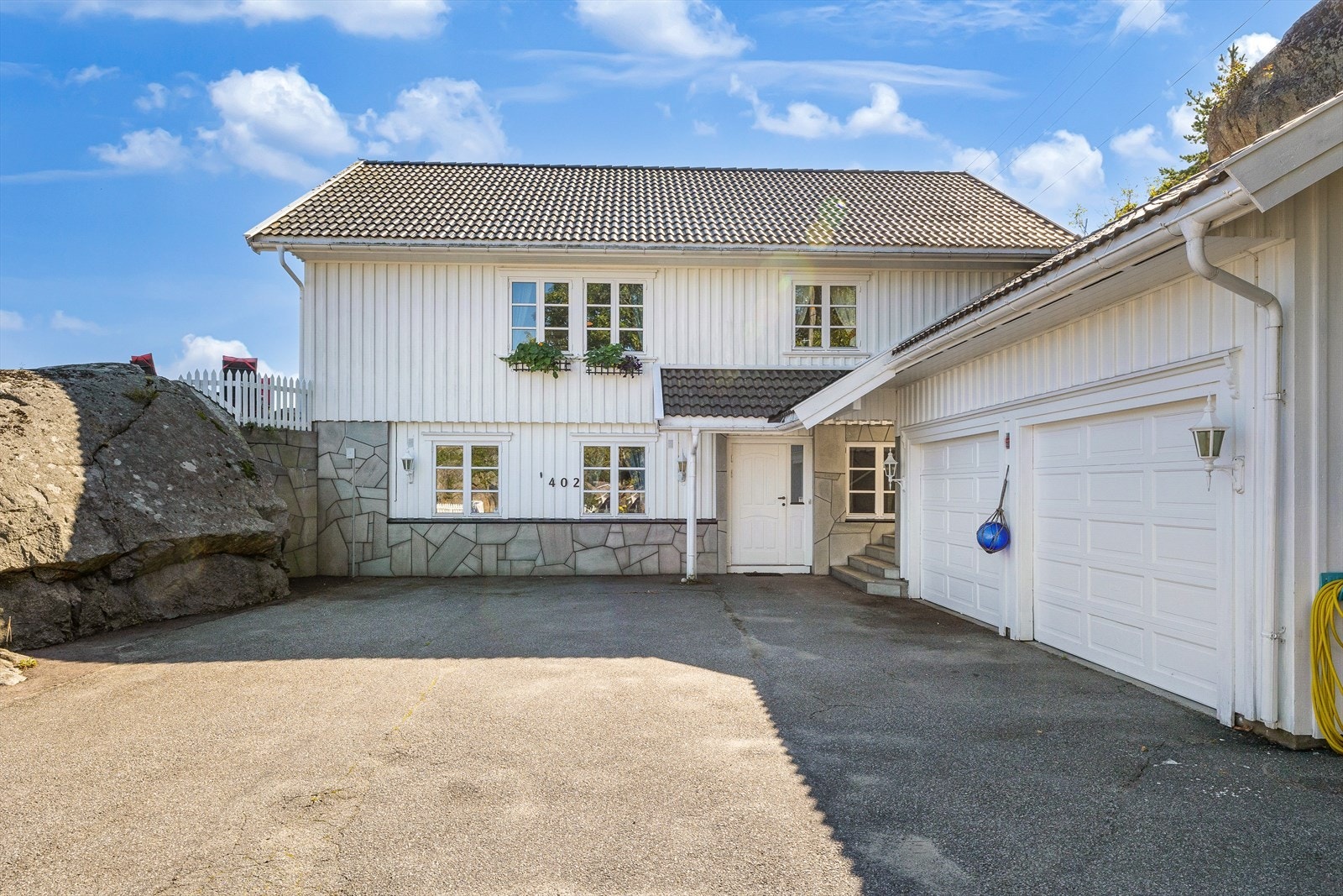 Boligen har egen, overbygd inngang til kjelleretasjen. Galleribilde