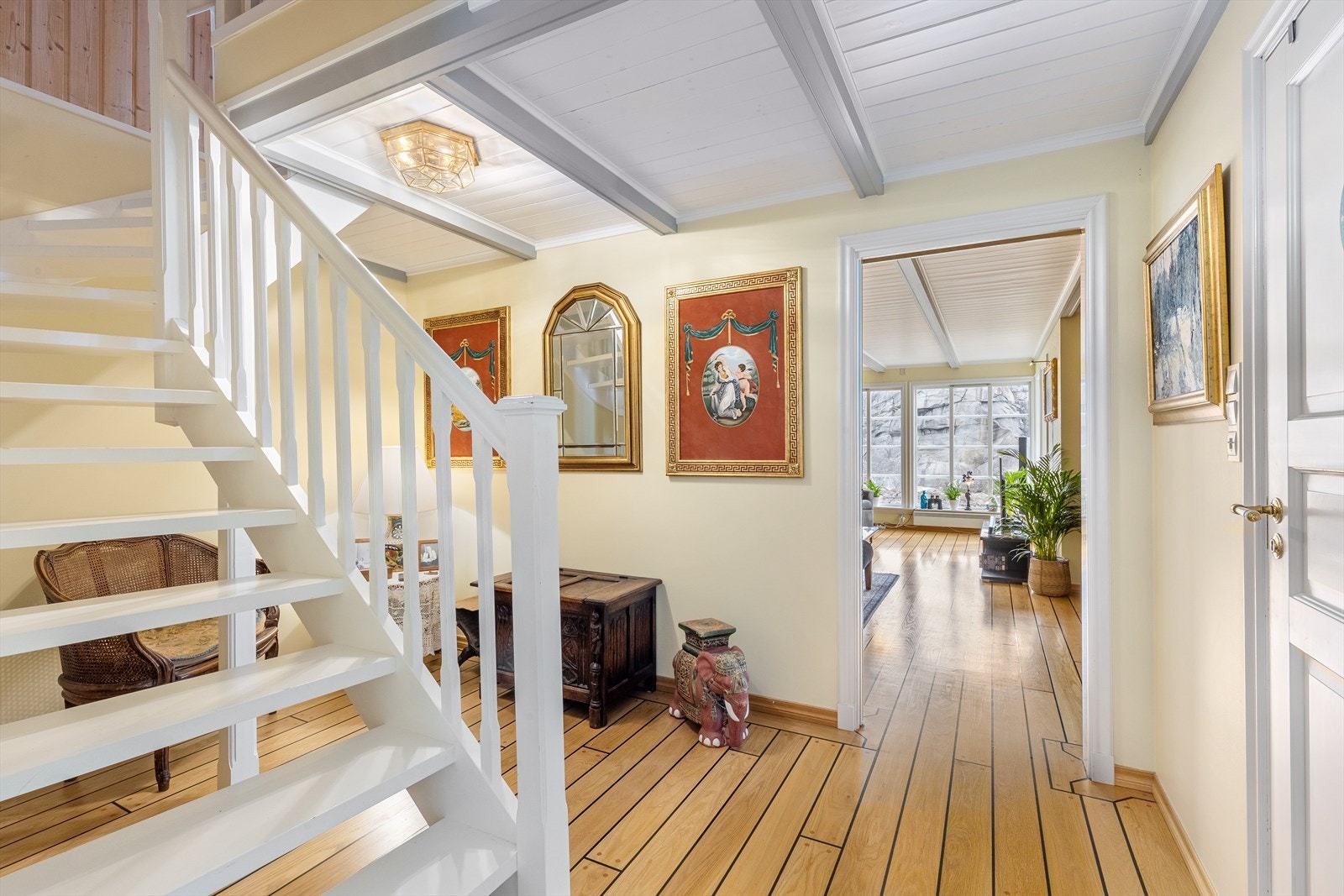 Fra entreen er det videre adkomst til en romslig gang med trapp til etasjen over. Galleribilde