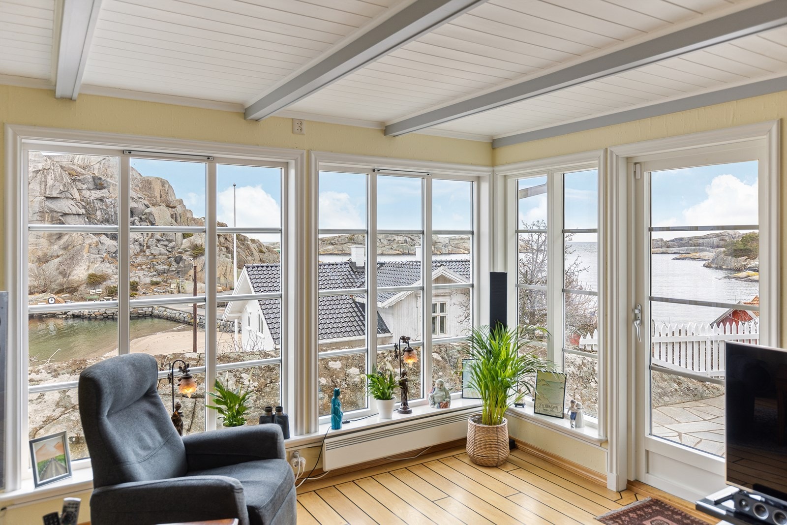 Store, sprossekledde vinduer lar utsikten bli en del av rommet. Galleribilde