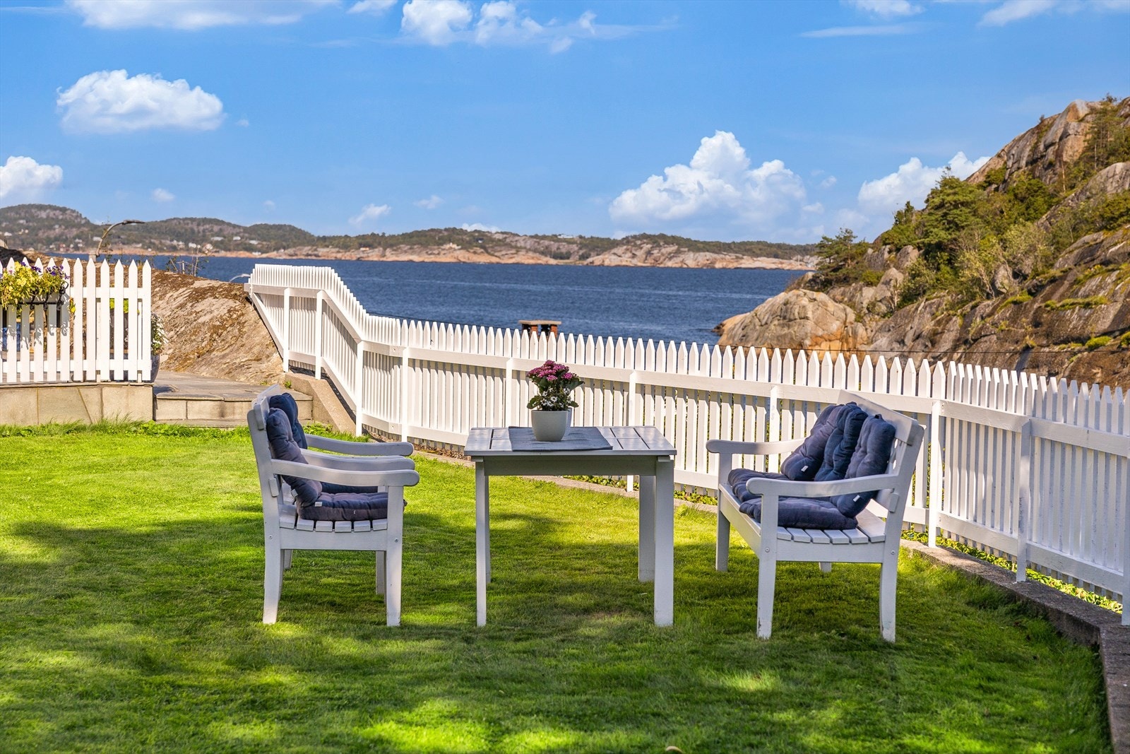 Eiendommen ligger høyt terrenget og gir et svært idyllisk inntrykk. Galleribilde