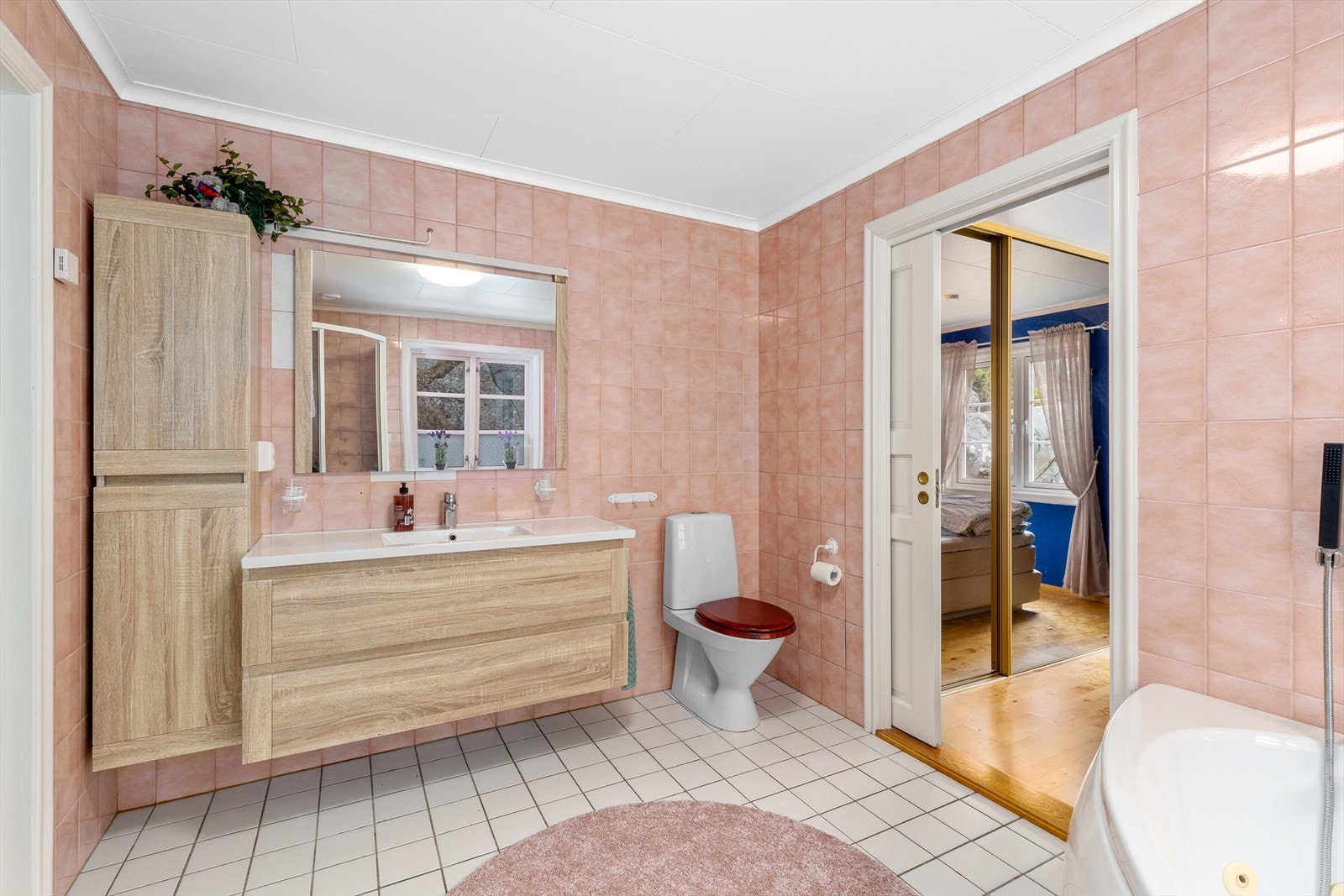 Badet i første etasje fikk ny, flott innredning i 2018. Galleribilde