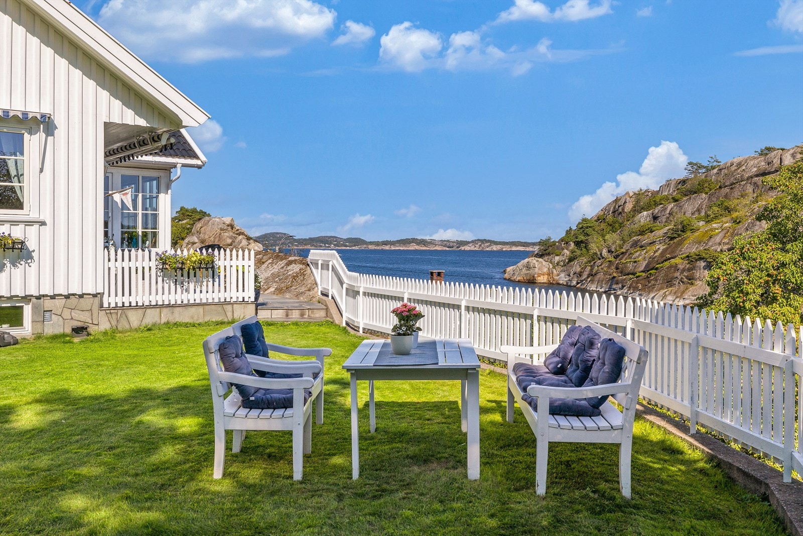 Eiendommen ligger høyt terrenget og gir et svært idyllisk inntrykk. Galleribilde