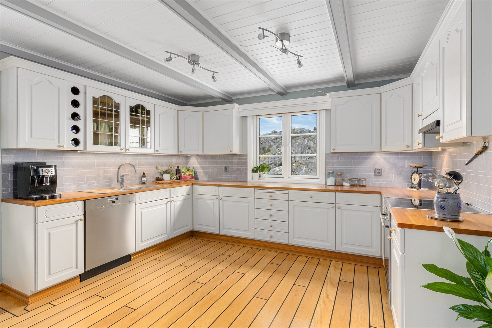 Innredningen ble bygd om og malt i 2018 og byr på rikelig med oppbevaringsplass. Galleribilde