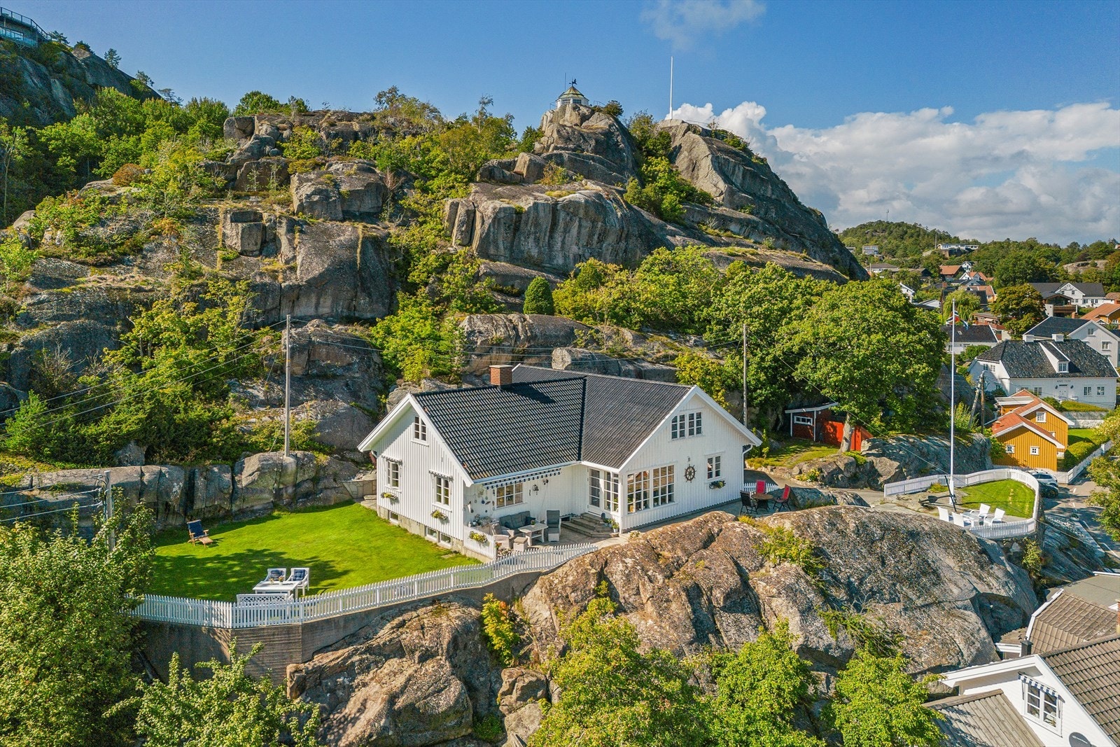 Velkommen til Kjerringvik 402 - det ideelle stedet for å nyte fantastisk utsikt, herlige bademuligheter og et aktivt båtliv. Galleribilde