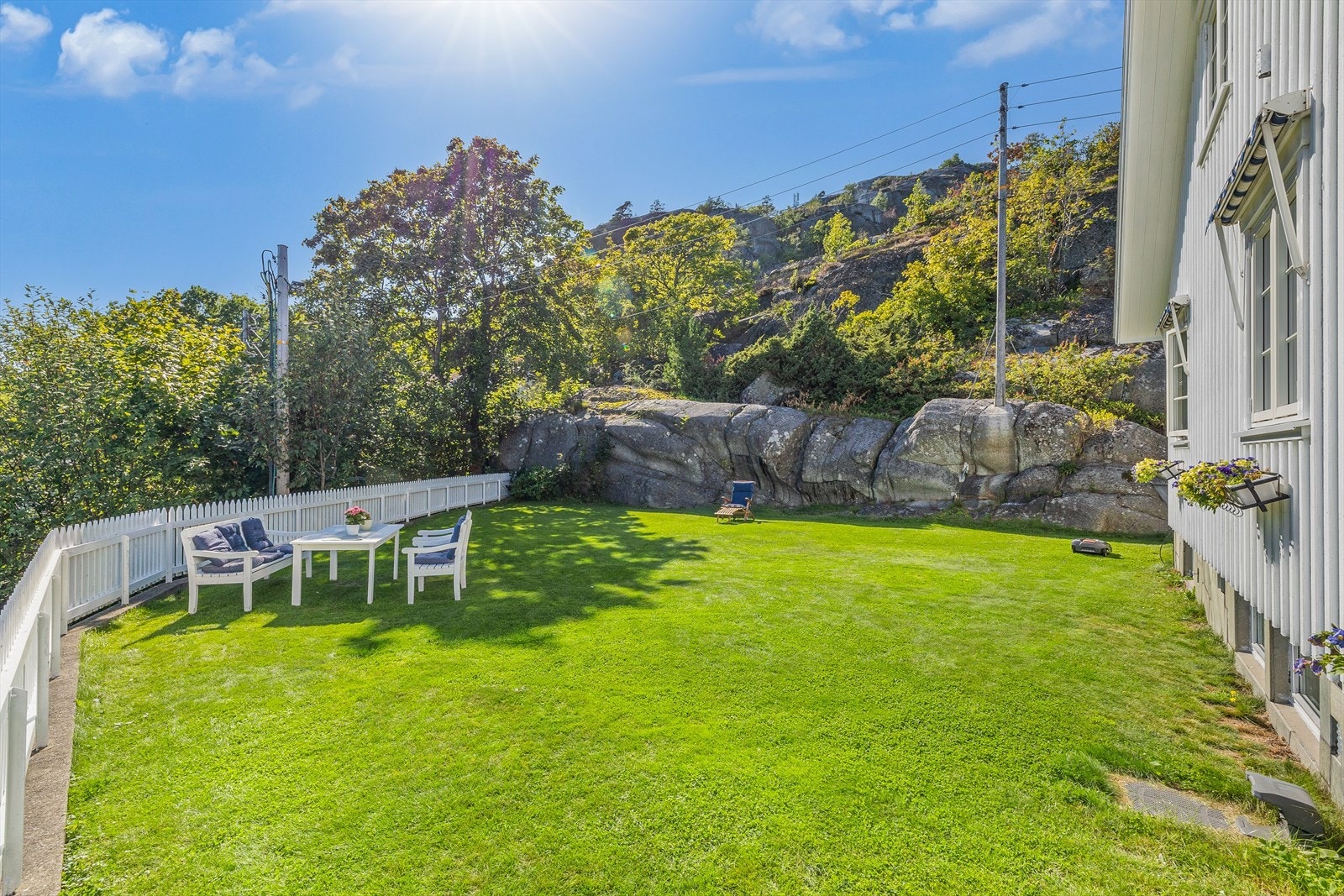 Eiendommen har også en sydvendt, inngjerdet hage. Galleribilde