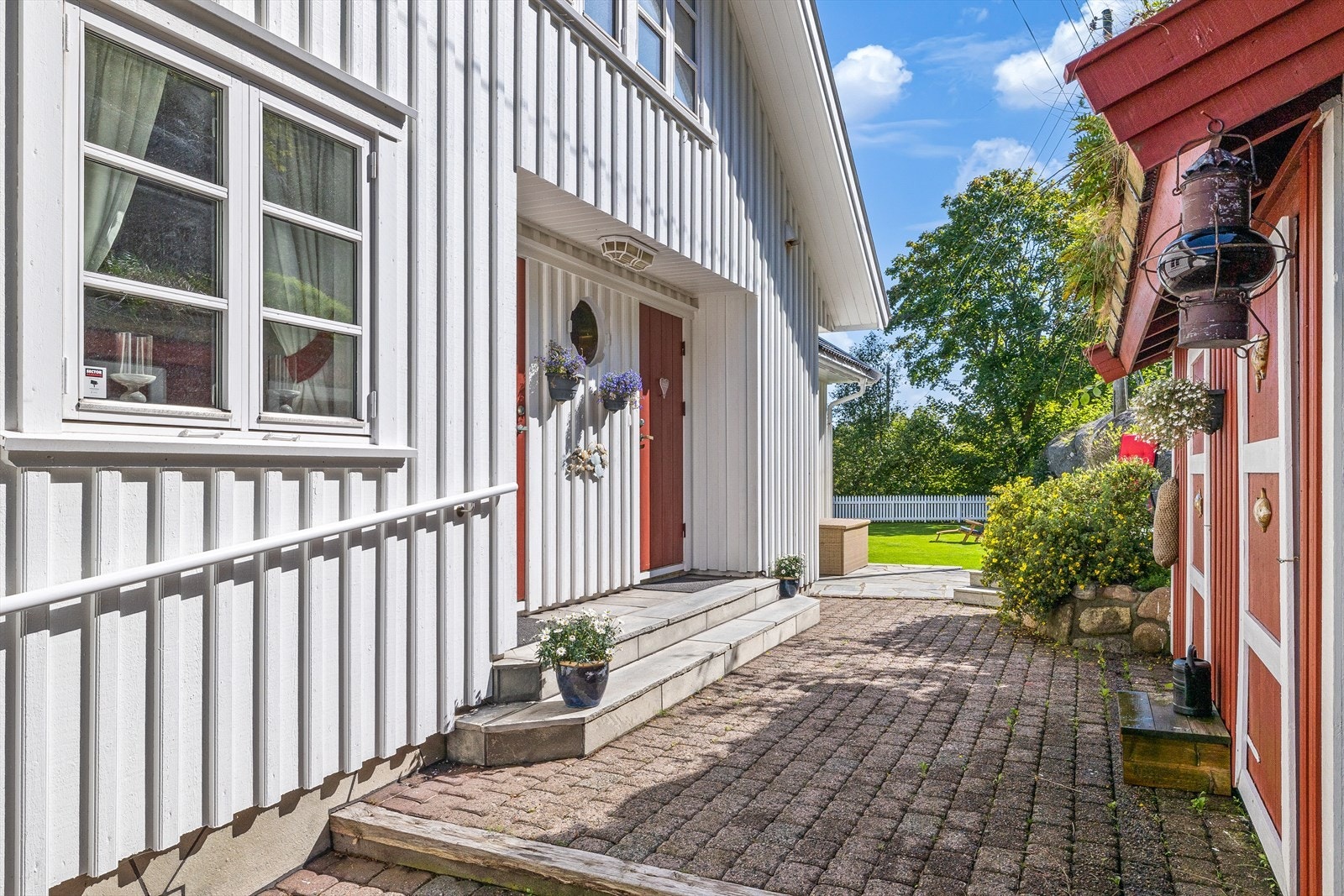 Inngangspartiet i første etasje ligger inntrukket og det er dør til både entré og vaskerom. Galleribilde