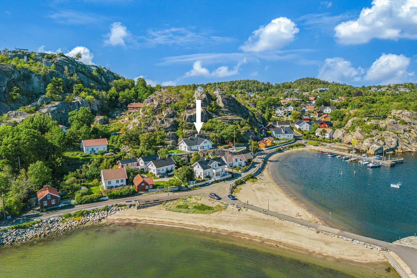 Dette er en stor enebolig med nydelig beliggenhet. Galleribilde