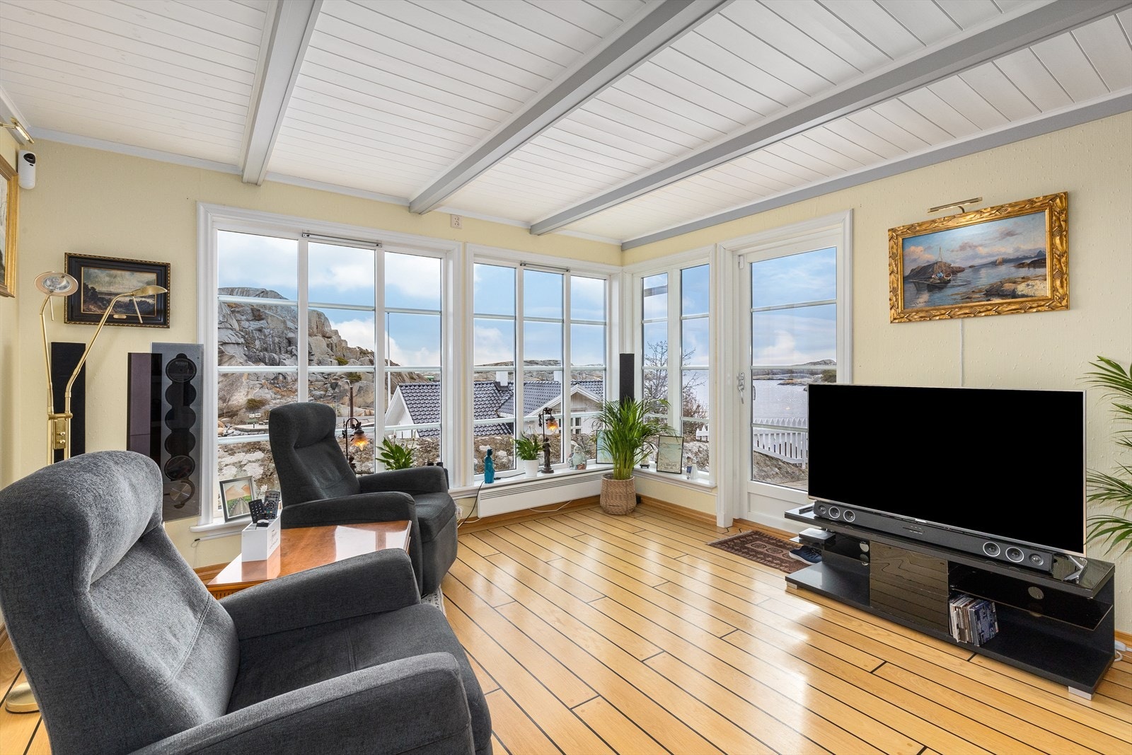 Stuen i første etasje er boligens hjerte - et nydelig rom med flott atmosfære. Galleribilde