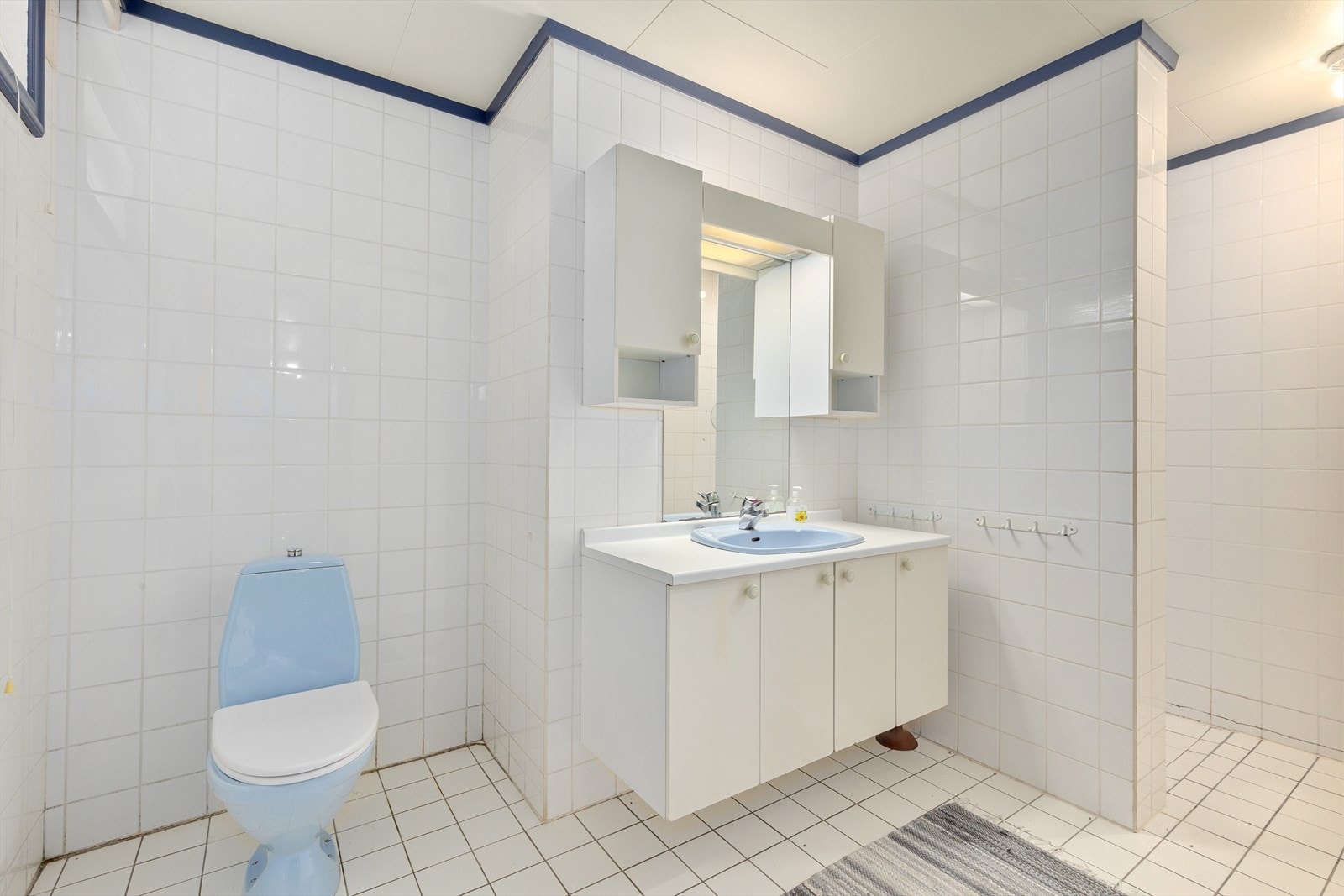 Badet i kjelleretasjen har enkel standard, men har både toalett, dusjnisje, hvit innredning og gulvvarme. Galleribilde